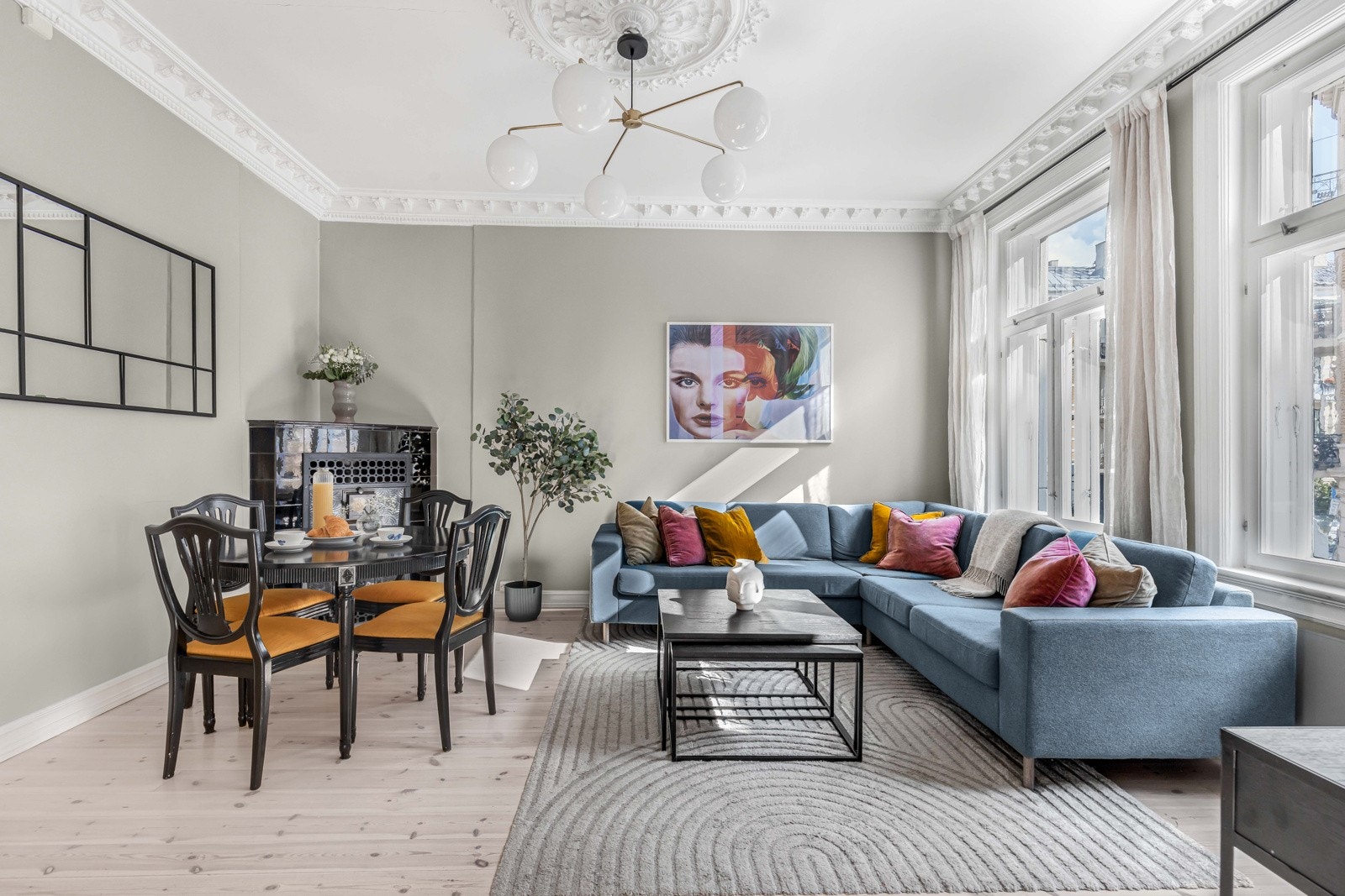 Velkommen til Eckersbergs gate 31 - Her får du en vakker utsmykket, klassisk leilighet med store vindusflater, generøs takhøyde samt gjennomgående god standard! Galleribilde