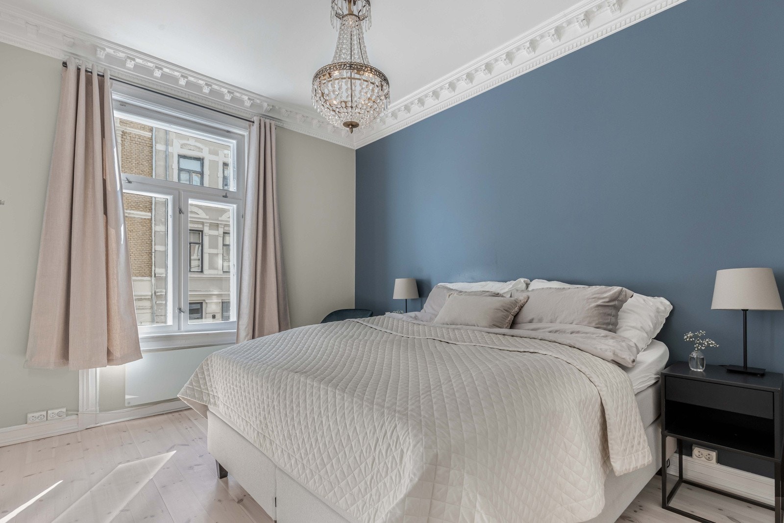 Det er god plass til dobbeltseng, tilhørende nattbord og ytterligere ønsket møblement. Galleribilde