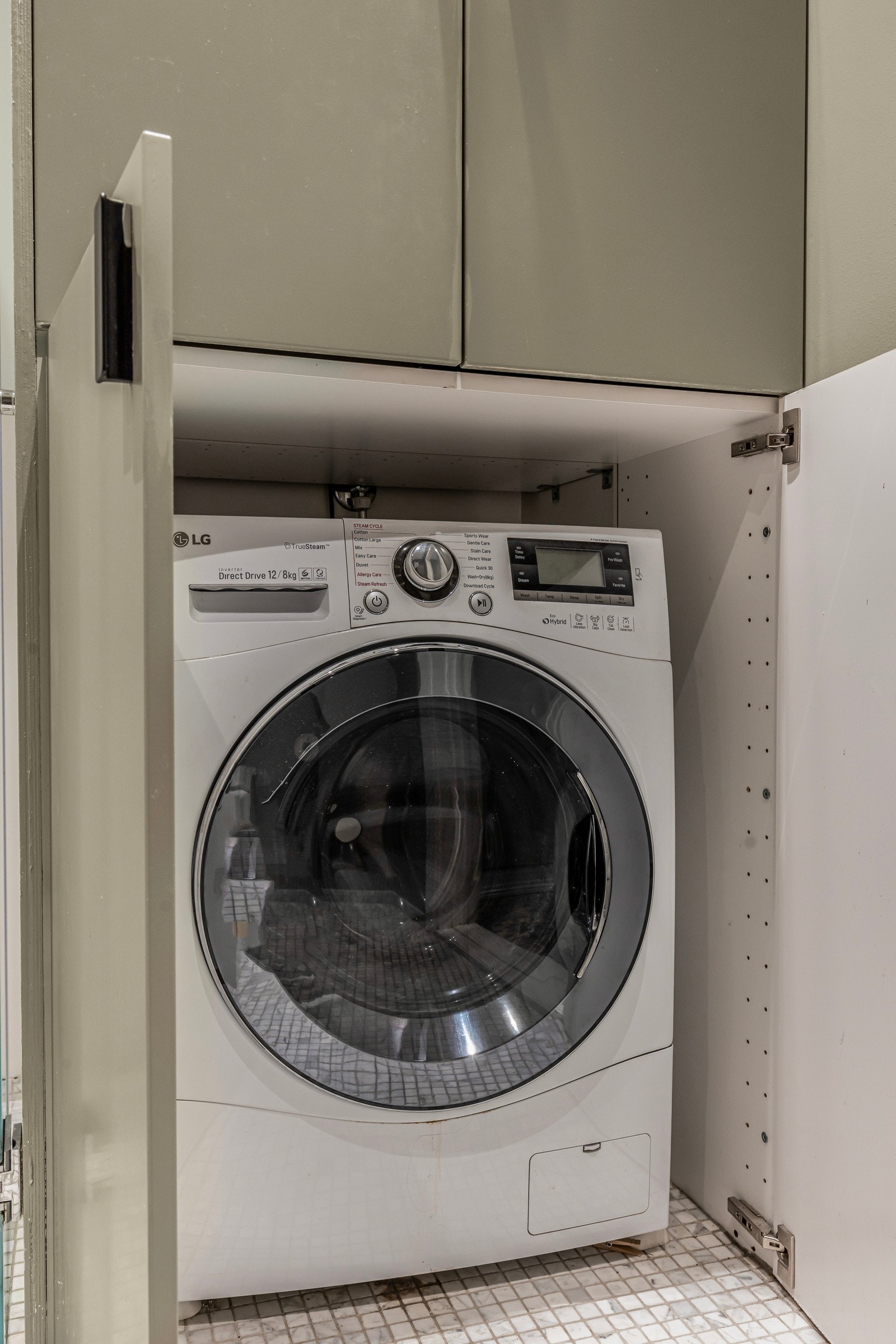 Smart plassert vaskemaskin i skap. Galleribilde