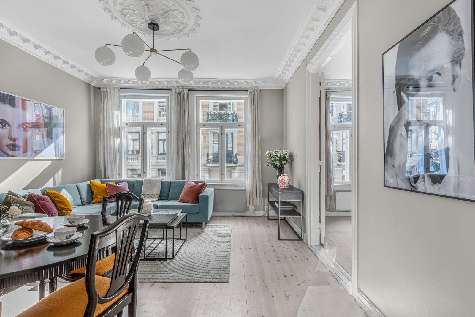 Luftig og lys stue med god plass til både spiseplass og sofaseksjon. Galleribilde