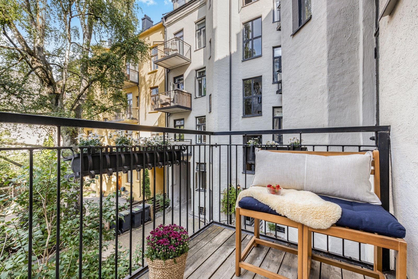 Usjenert balkong vendt mot frodig og rolig indre gårdsrom. Galleribilde