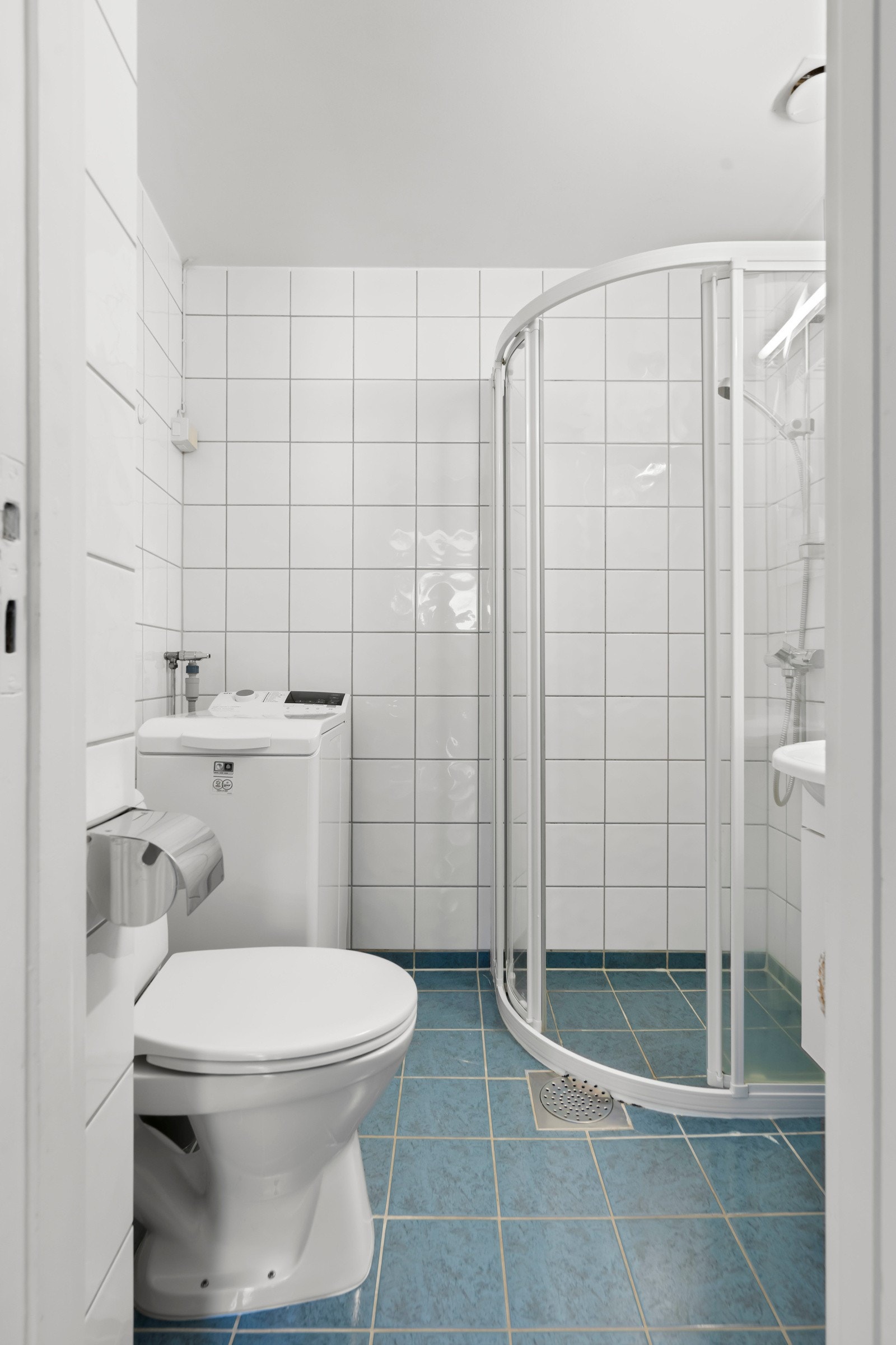 Baderommet består av servantskap, heldekkende servant i porselen og sminkespeil med overlys. Det er opplegg for vaskemaskin. Galleribilde