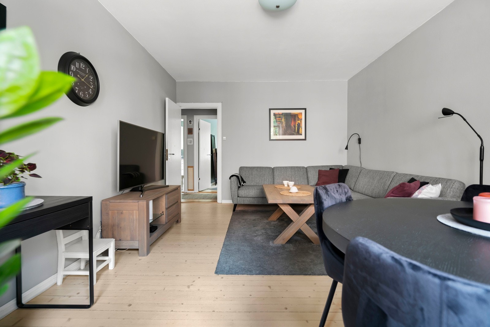 Romslig stue med gode møbleringsmuligheter for både sofagruppe og spiseplass. Galleribilde