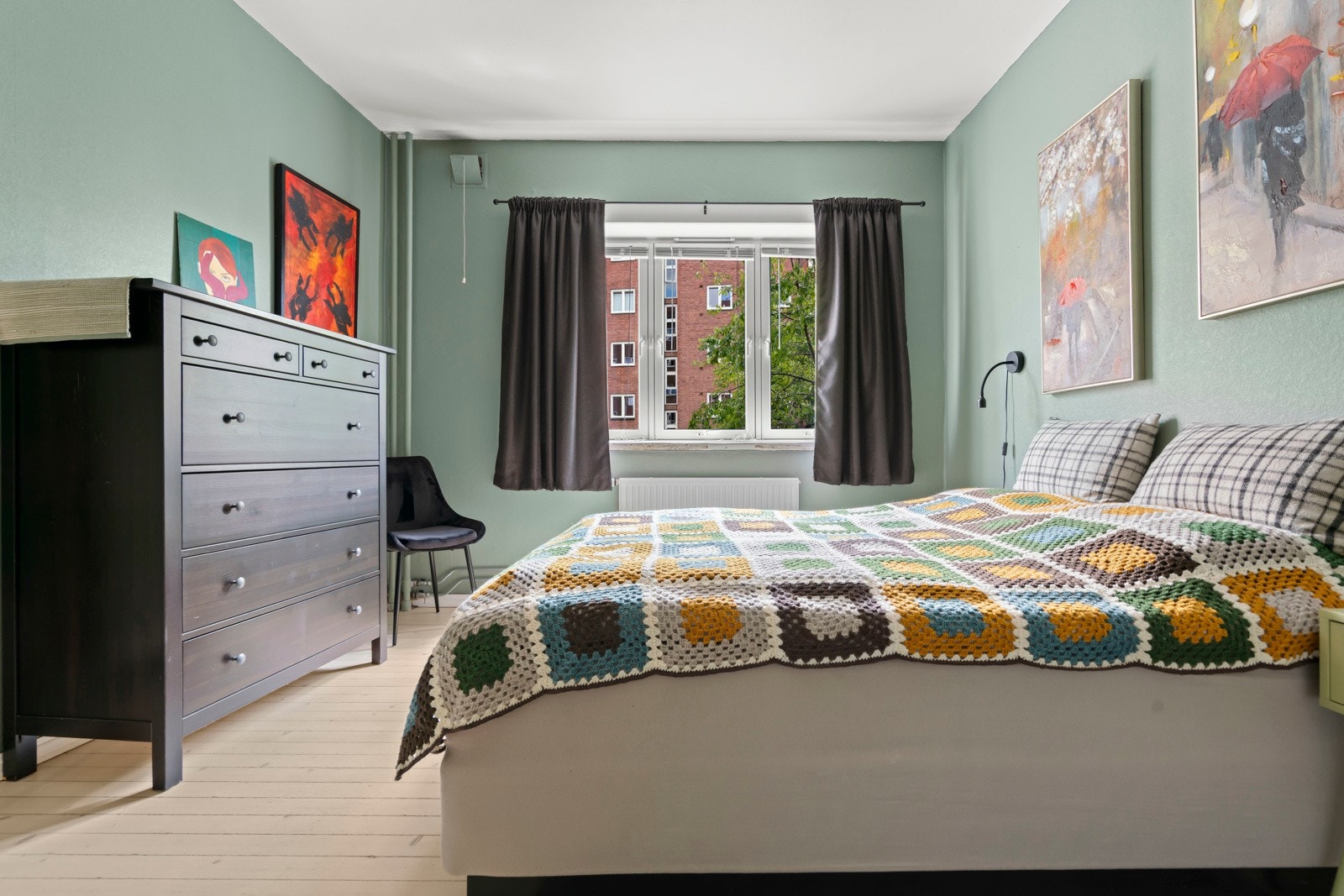 Her har man god plass til dobbeltseng med tilhørende nattbord, og kommoder for oppbevaring. Det er også god plass for å sette opp garderobe etter eget ønske. Galleribilde