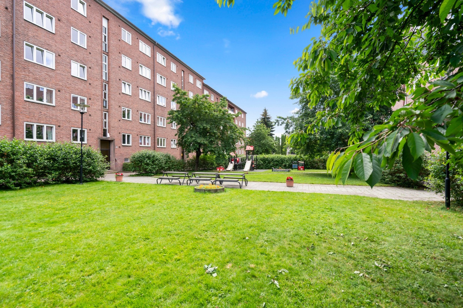 Parkmessig og hyggelig opparbeidet uteområde. Galleribilde