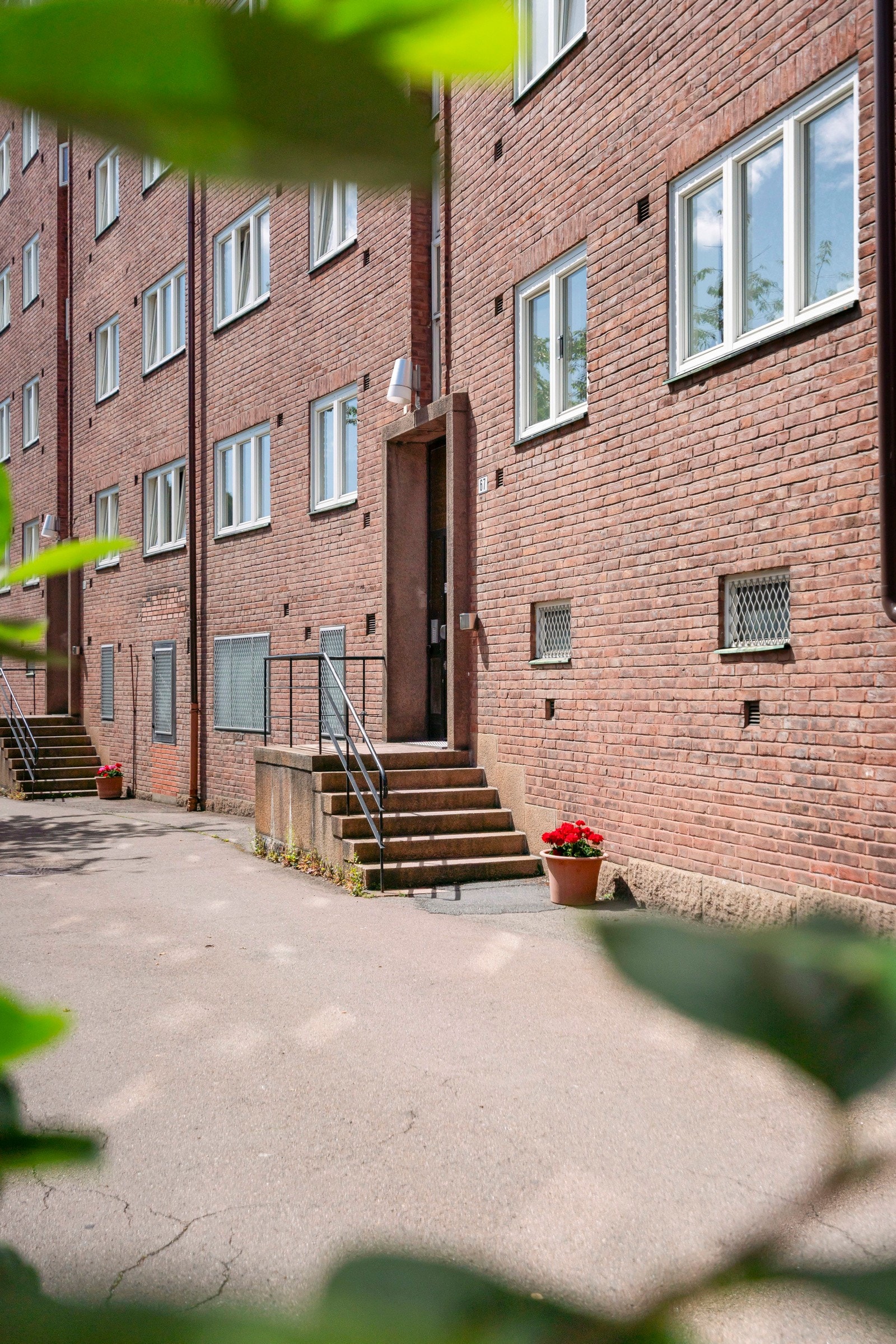 Borettslaget disponerer 7 parkeringsplasser til biler som leies ut på årsbasis og 14 utleieplasser til MC/moped/scooter. Galleribilde