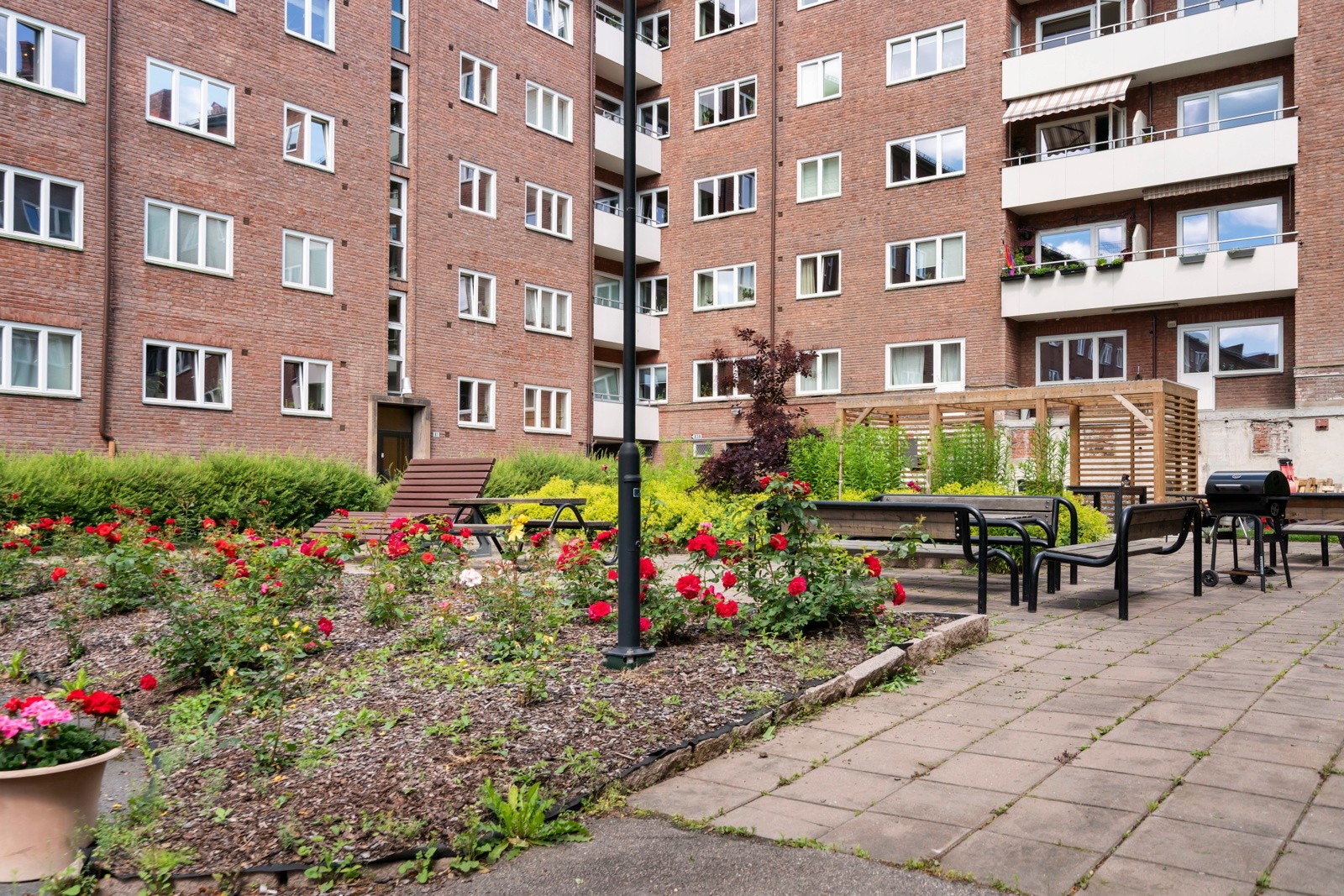 Bygget er av teglsteinsmur fra byggeåret. Galleribilde