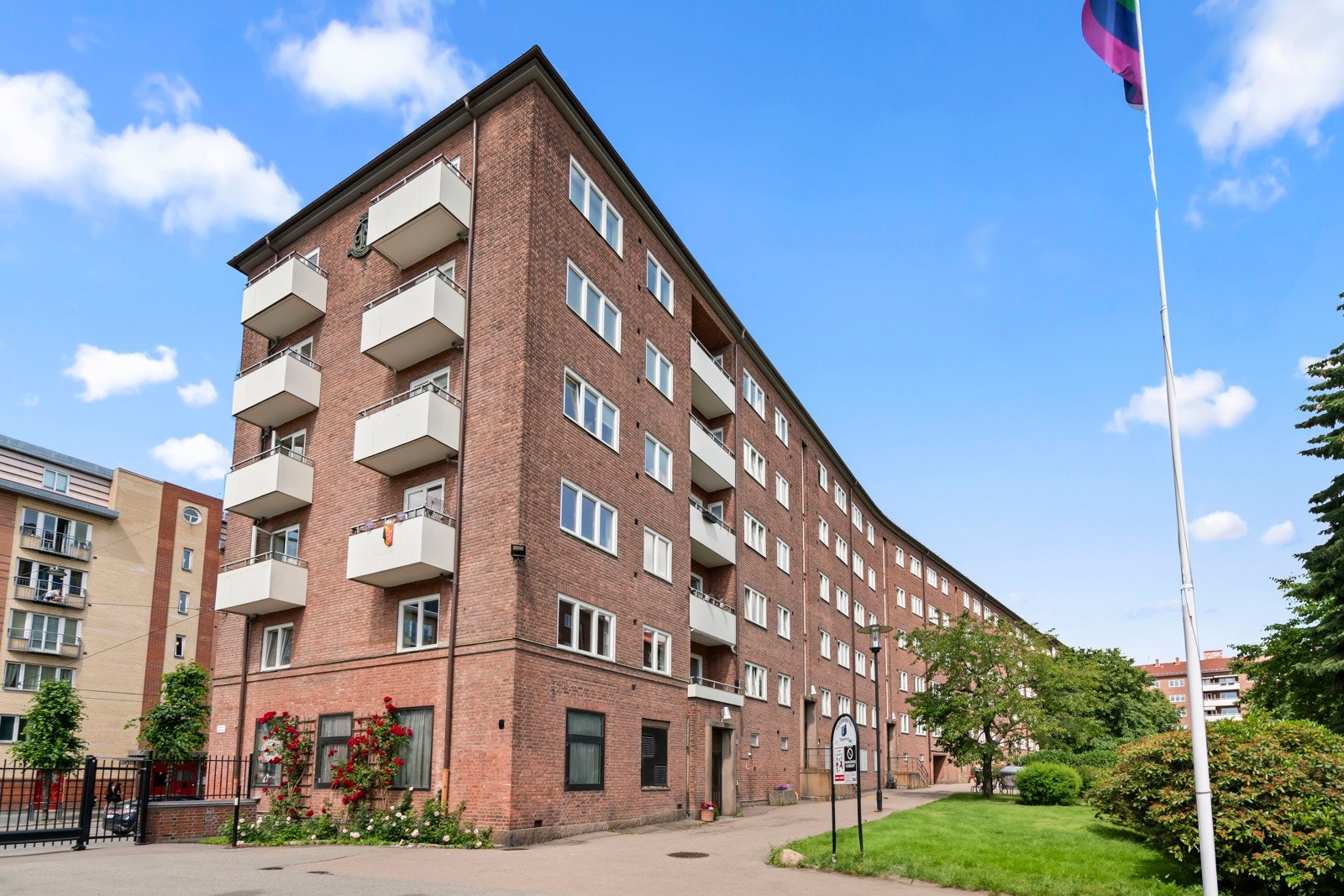 En høy og usjenert 1.etasje med en gjennomgående planløsning. Galleribilde