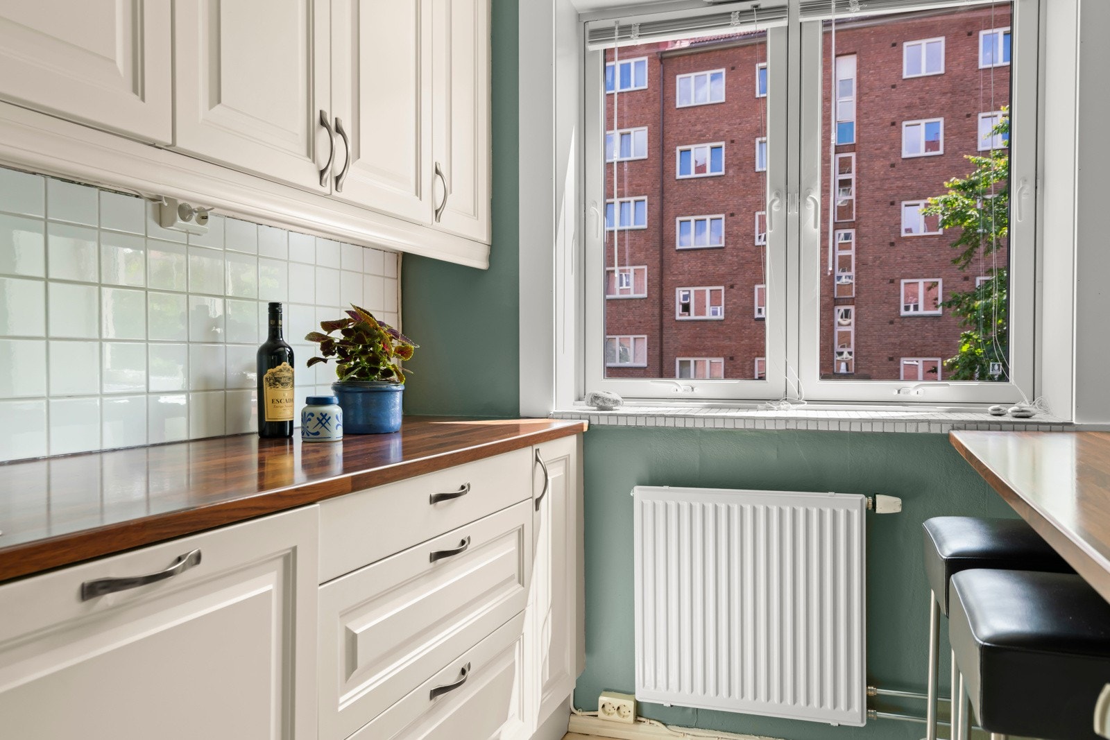 Kjøkkenet har et klassisk uttrykk med skap og skuffefronter med speil og matchende håndtak i metall. Galleribilde