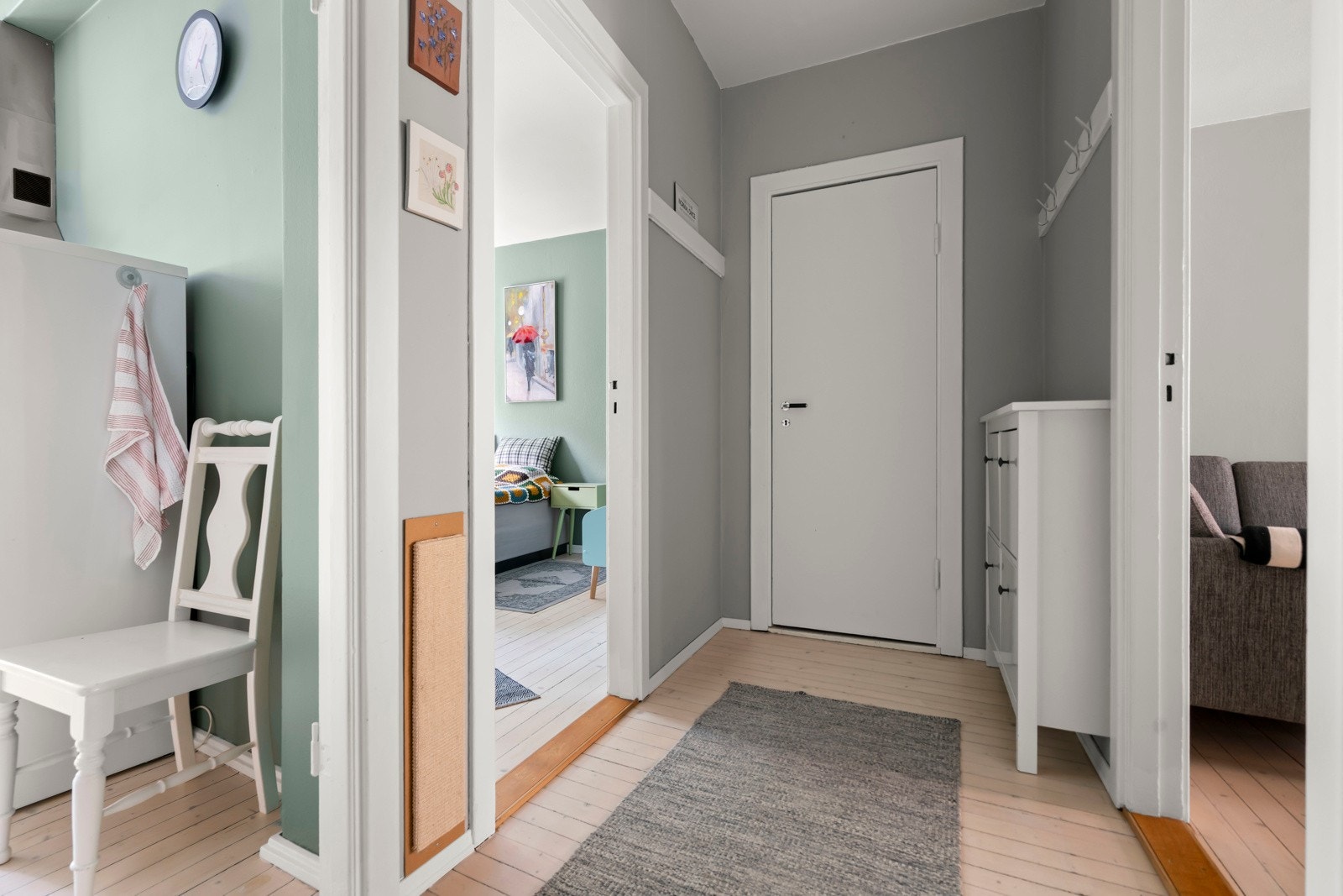 Her har man direkte adkomst til alle leilighetens rom. Plass til yttertøy og sko, og adkomst til en praktisk innvendig bod Galleribilde