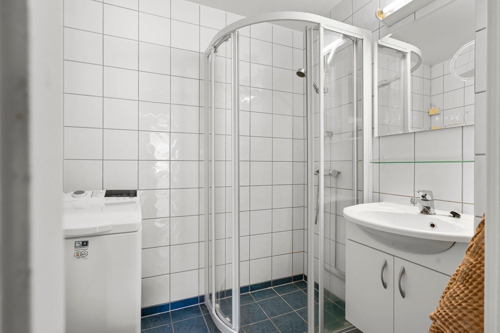 Praktisk og pent flislagt baderom oppusset i regi av borettslaget i 2001. Galleribilde