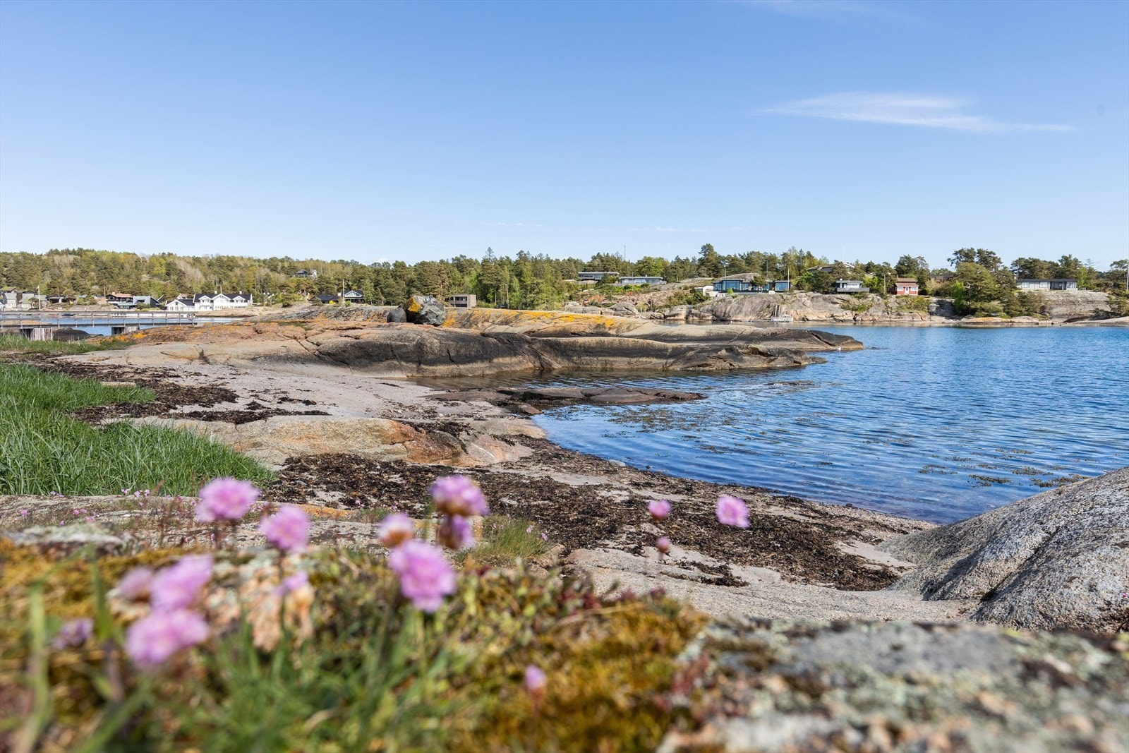 Området byr på idyllisk skjærgård med flere øyer og et yrende båtliv i sommerhalvåret. Galleribilde