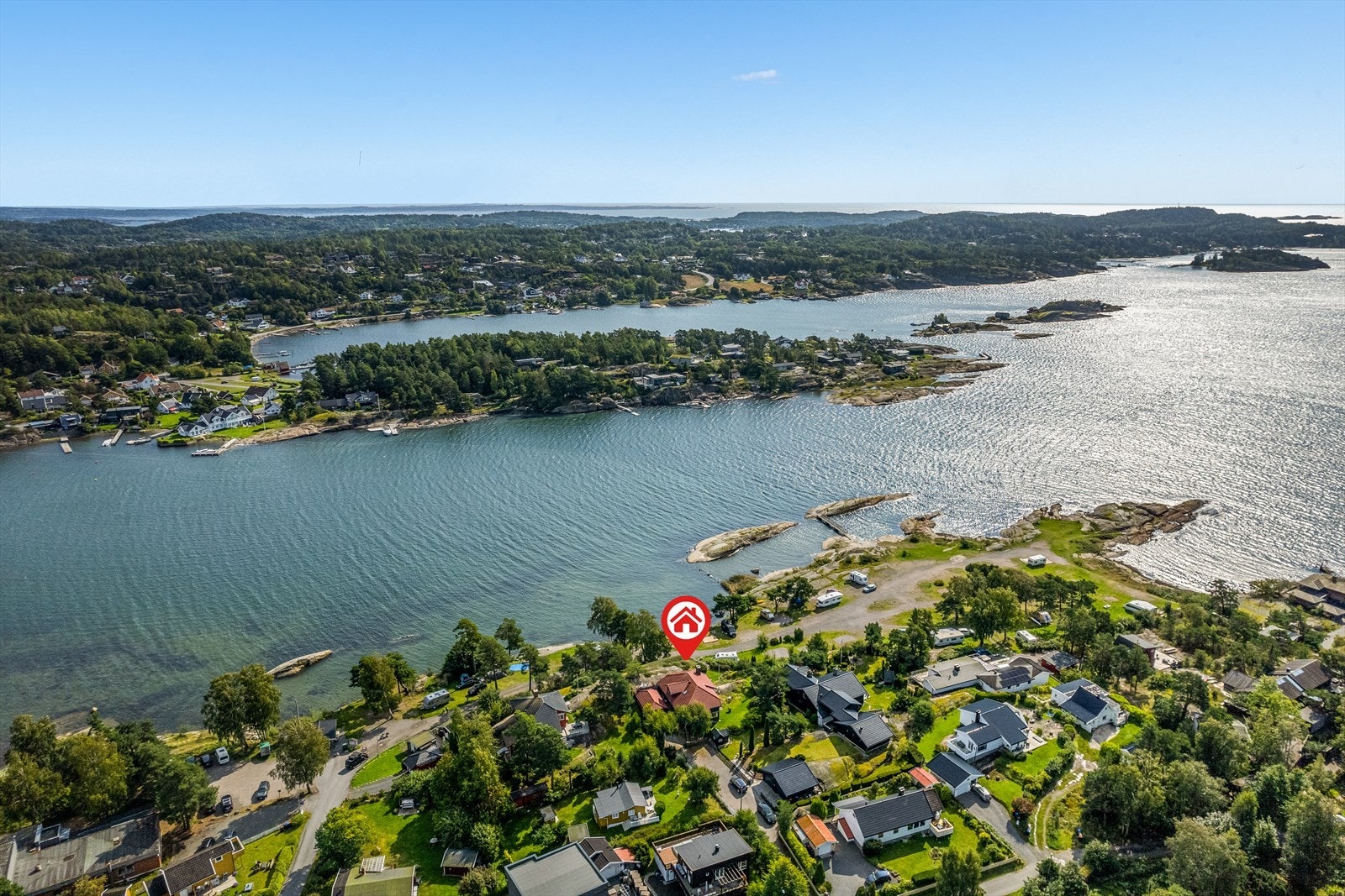 Eiendommen ligger i et idyllisk og meget barnevennlig boligområde på Asnes i Sandefjord kommune. Galleribilde