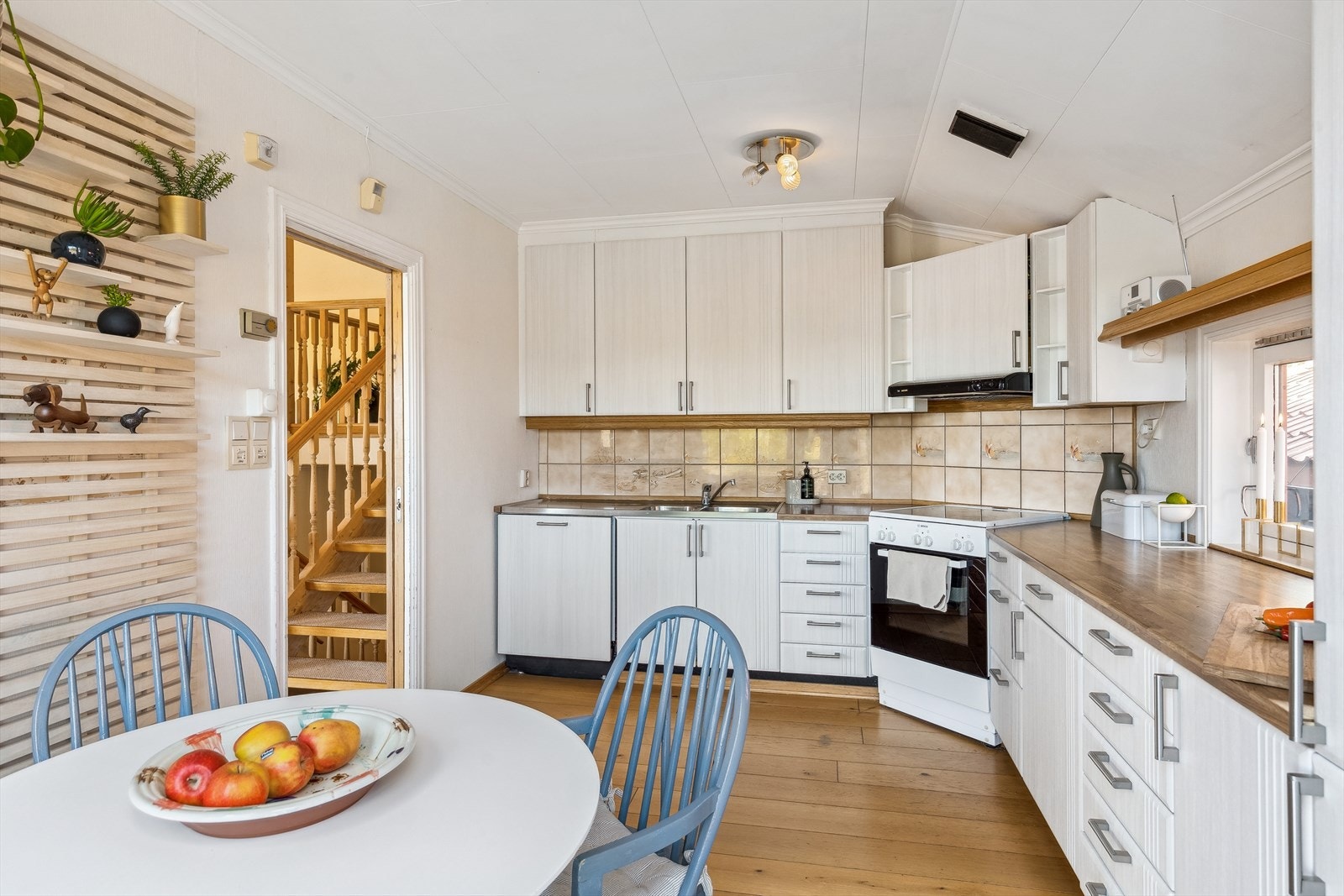 Kjøkkenet i 1. etasje har gode benkeflater som innbyr til spennende kokkelering. Galleribilde