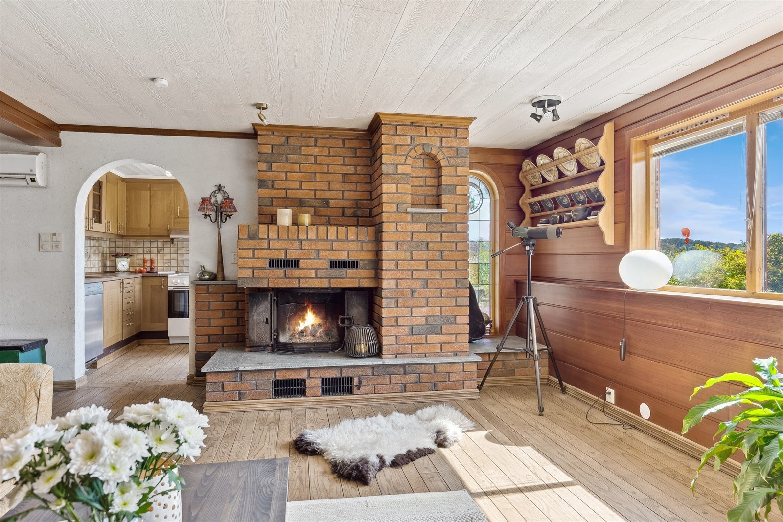 På nederste plan er det en lun peisestue med tilliggende kjøkken. Galleribilde