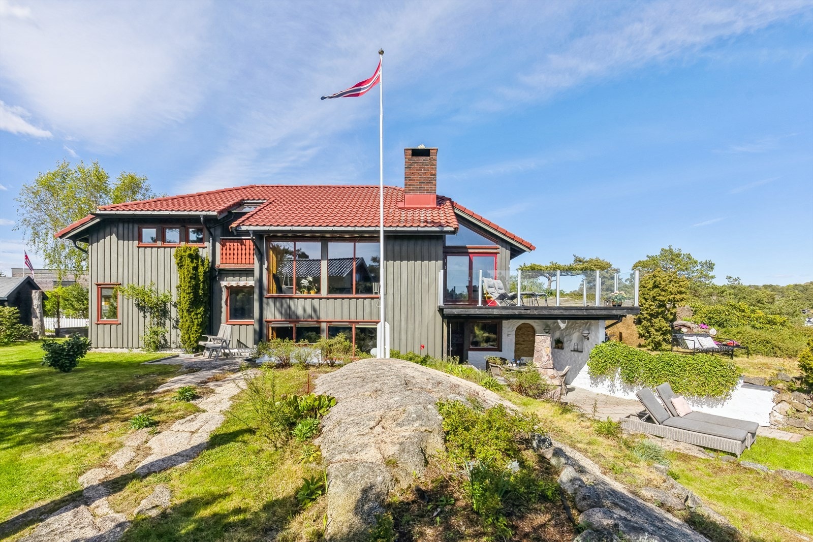 Solen kan nytes til det fulle på flere usjenerte uteplasser rundt huset. Galleribilde