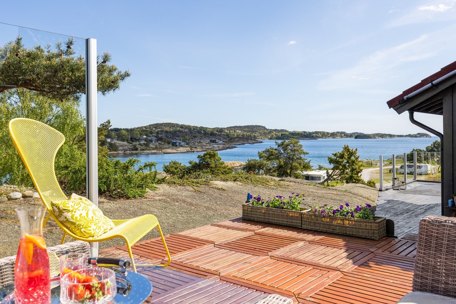 Nydelig utsikt nytes fra helt usjenerte uteplasser rundt i hagen. Galleribilde