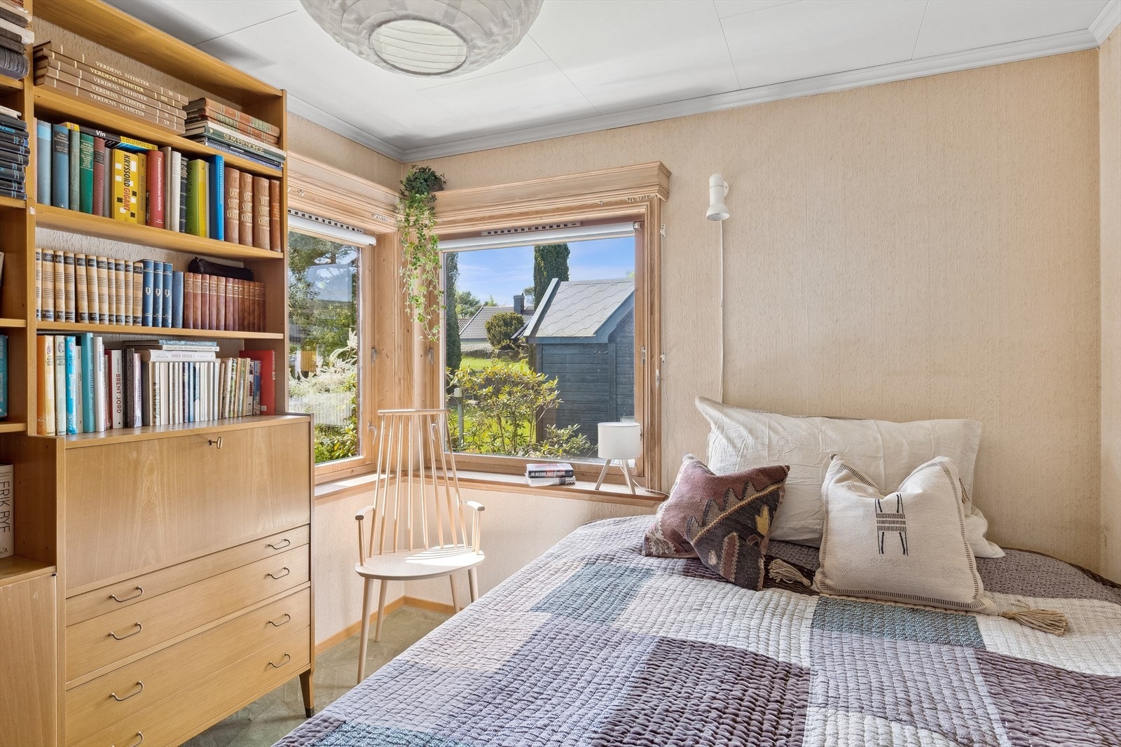 Alle soverommene har store vinduer som sørger for rikt, naturlig lysinnslipp. Galleribilde