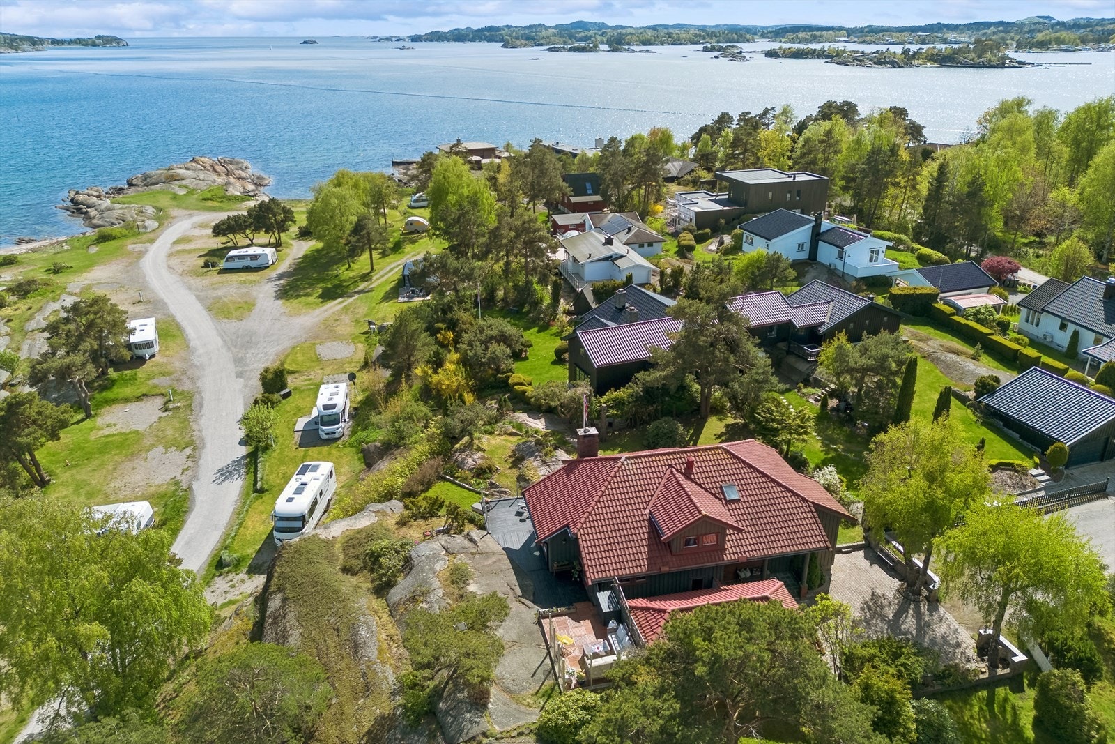 Velkommen til Asnesodden 12 - en stor, velholdt og innholdsrik enebolig i idylliske omgivelser. Galleribilde