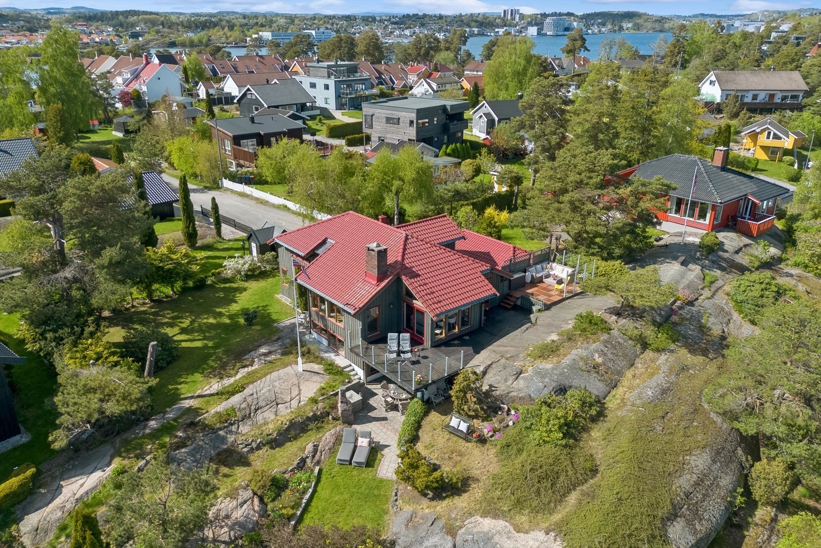 Tomten på 906,2 kvm er skrånende, solrik og parkmessig opparbeidet. Galleribilde