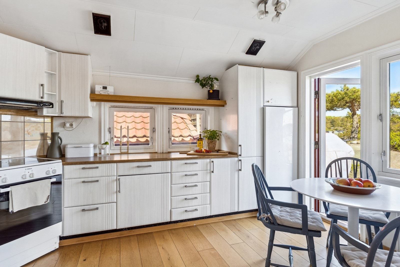 Kjøkkenet er utstyrt med en integrert oppvaskmaskin, samt ventilator og flere benkestikk. Galleribilde