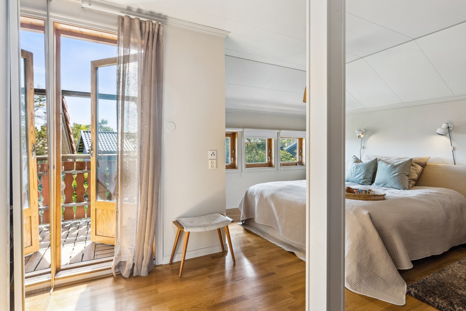 Hovedsoverommet ligger på øverste plan, og har utgang til en egen, lun luftebalkong. Galleribilde