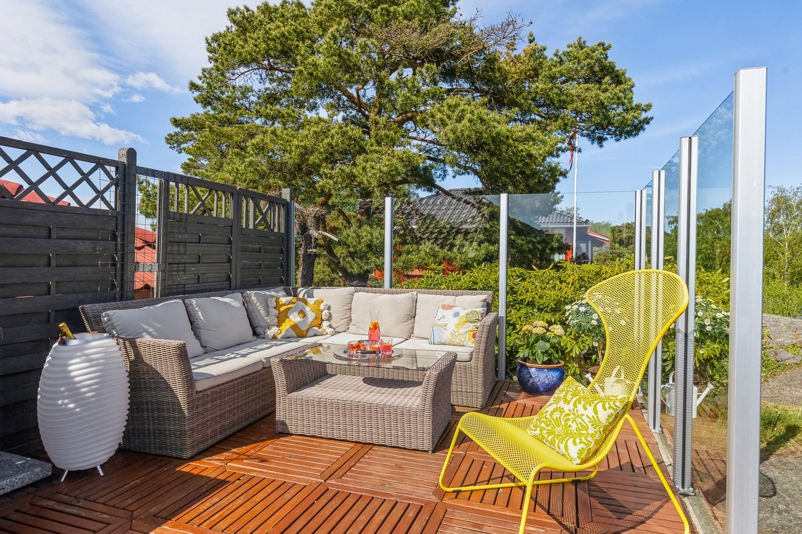 Bak garasjen er det en lun, herlig uteplass med treheller på gulvet. Galleribilde