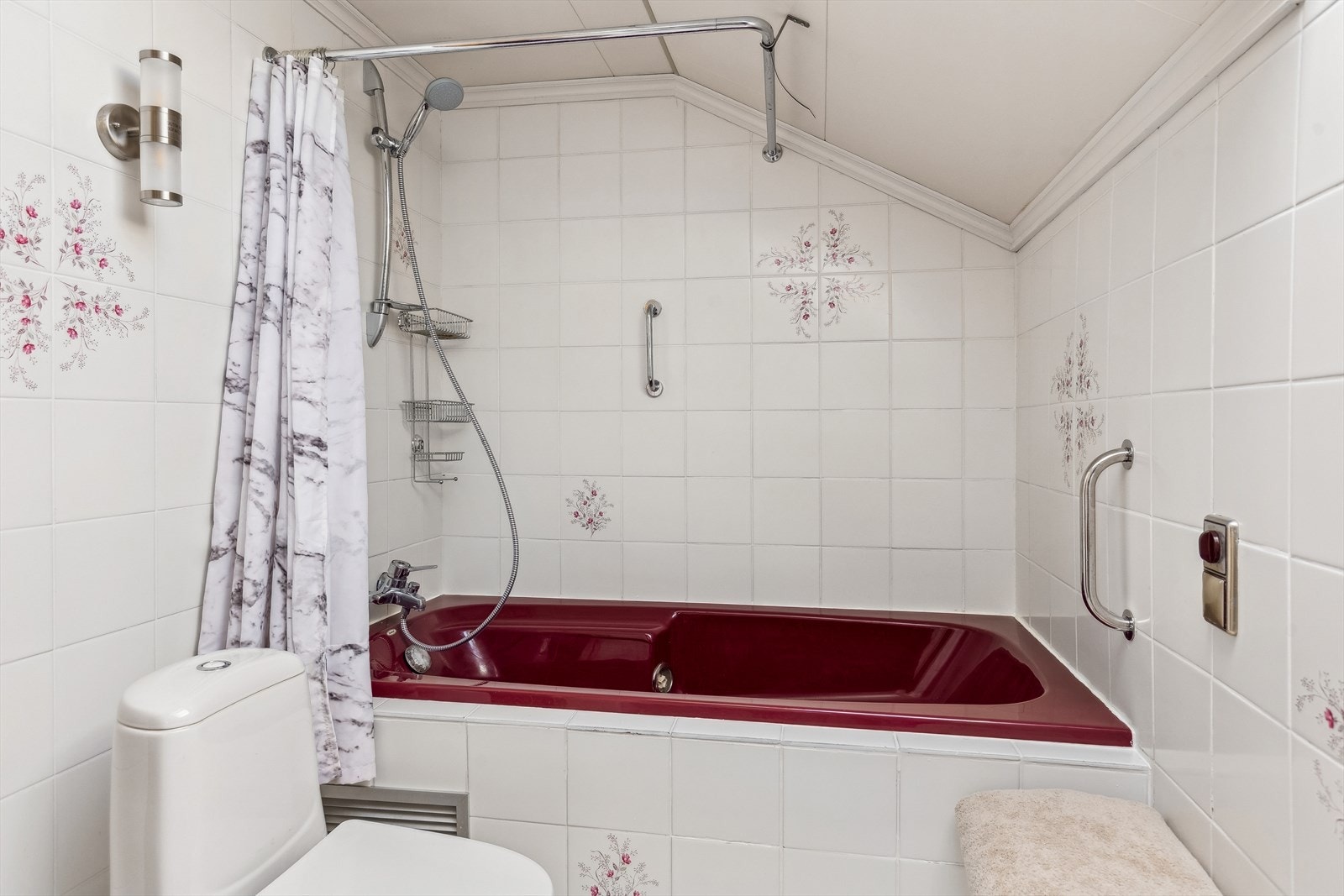 Badet ved hovedsoverommet har badekar og dusjarmatur. Galleribilde