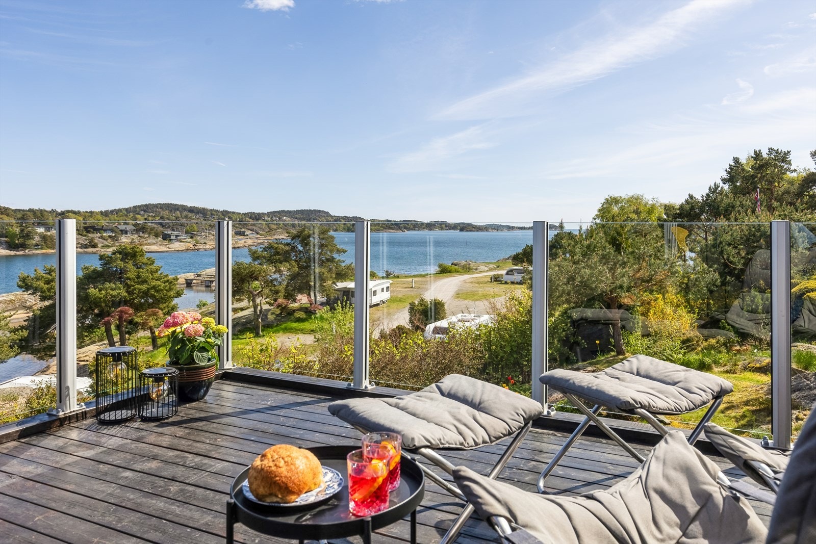 Terrassene har dekke i tre fra 2017, og rekkverkene fra 2023 har store glassflater. Galleribilde