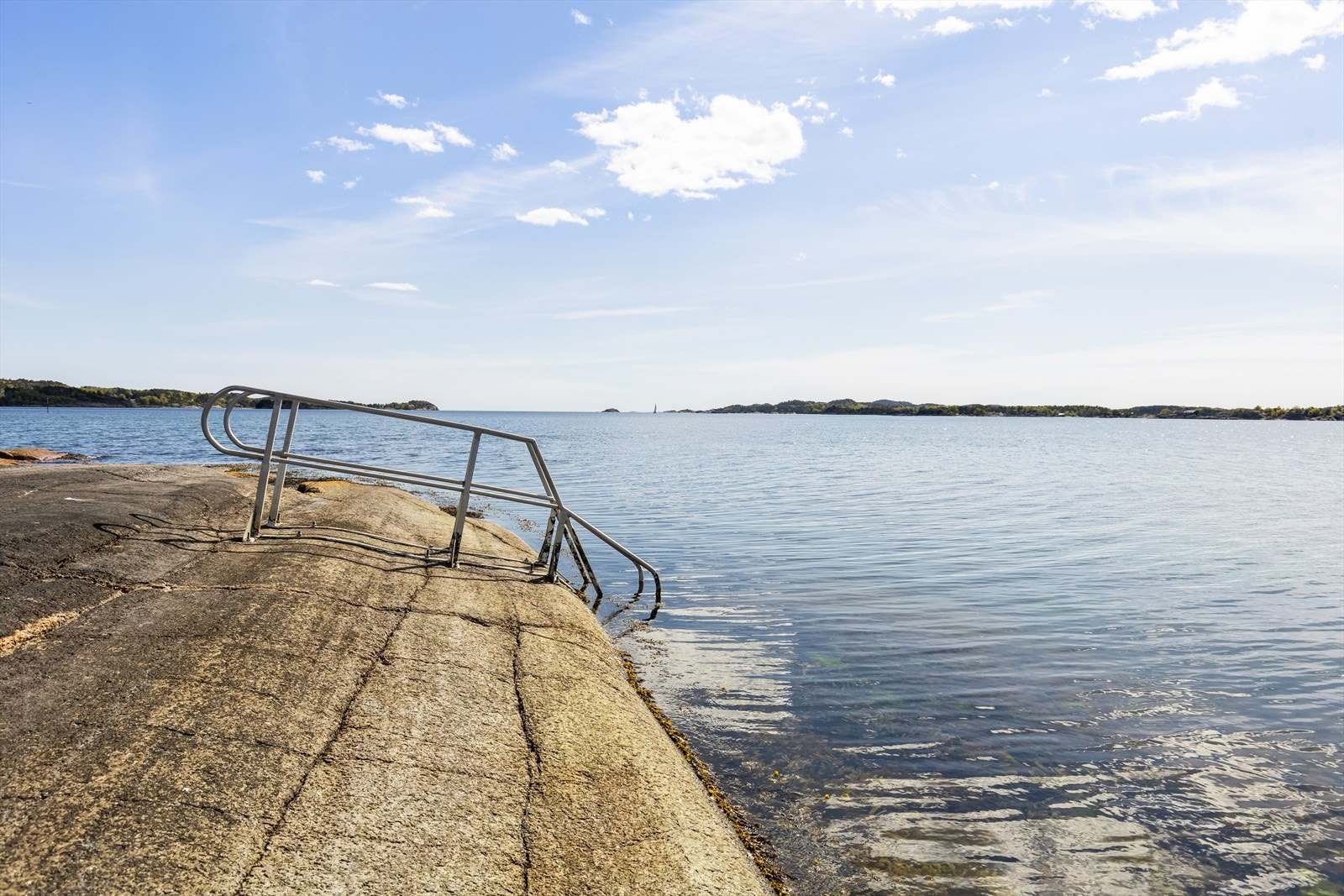 Fra eiendommen er det ca 40 m ned til stranden så her ligger alt til rette for å nyte lange, late sommerdager. Galleribilde