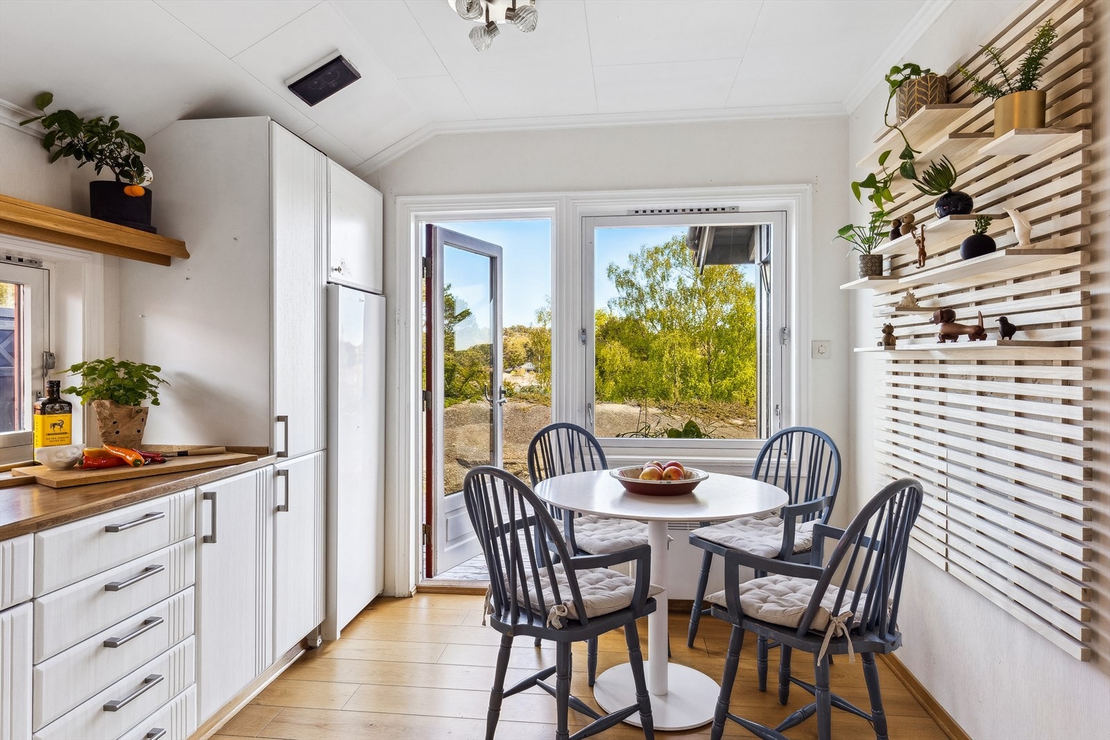 Fra kjøkkenet er det utgang til den østvendte terrassen. Galleribilde