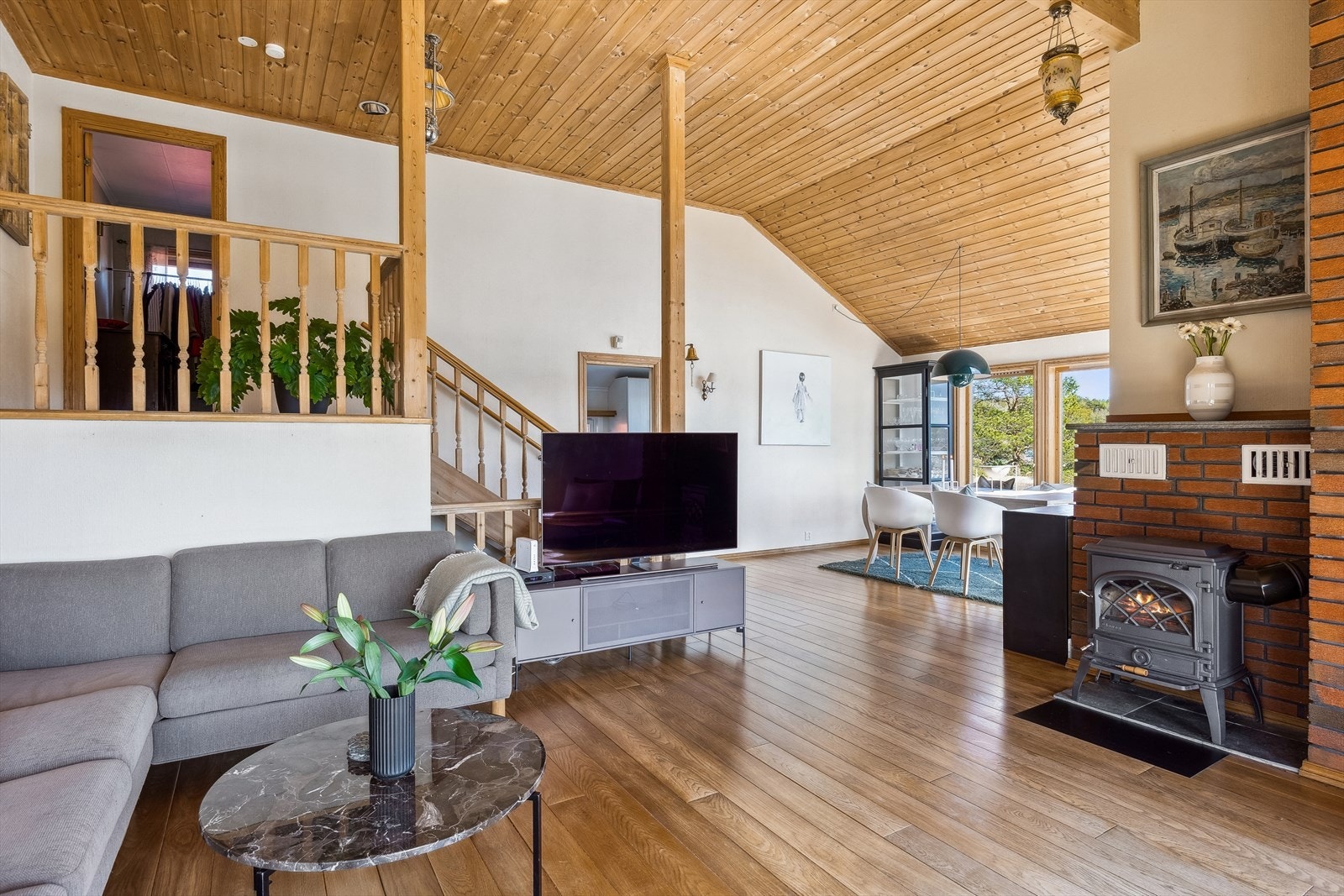 I en stor stue i 1. etasje er det fine, definerte soner for møblering. Galleribilde