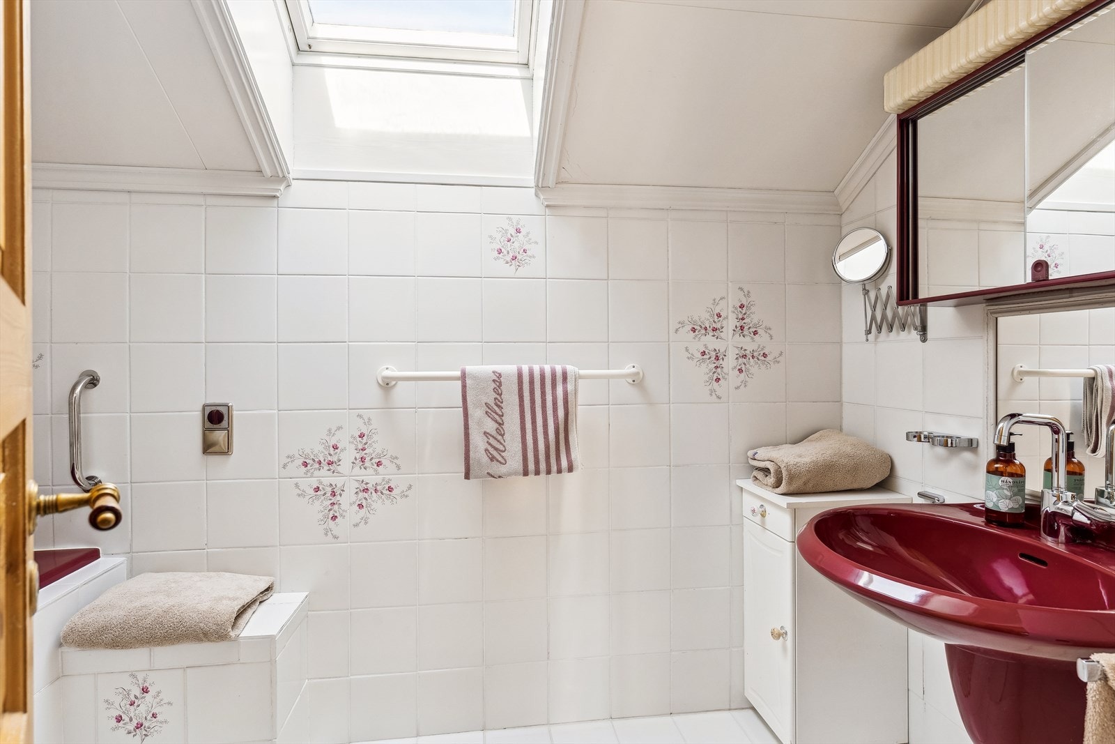 Ved hovedsoverommet er det et helfliset bad med oppgraderingsbehov. Galleribilde