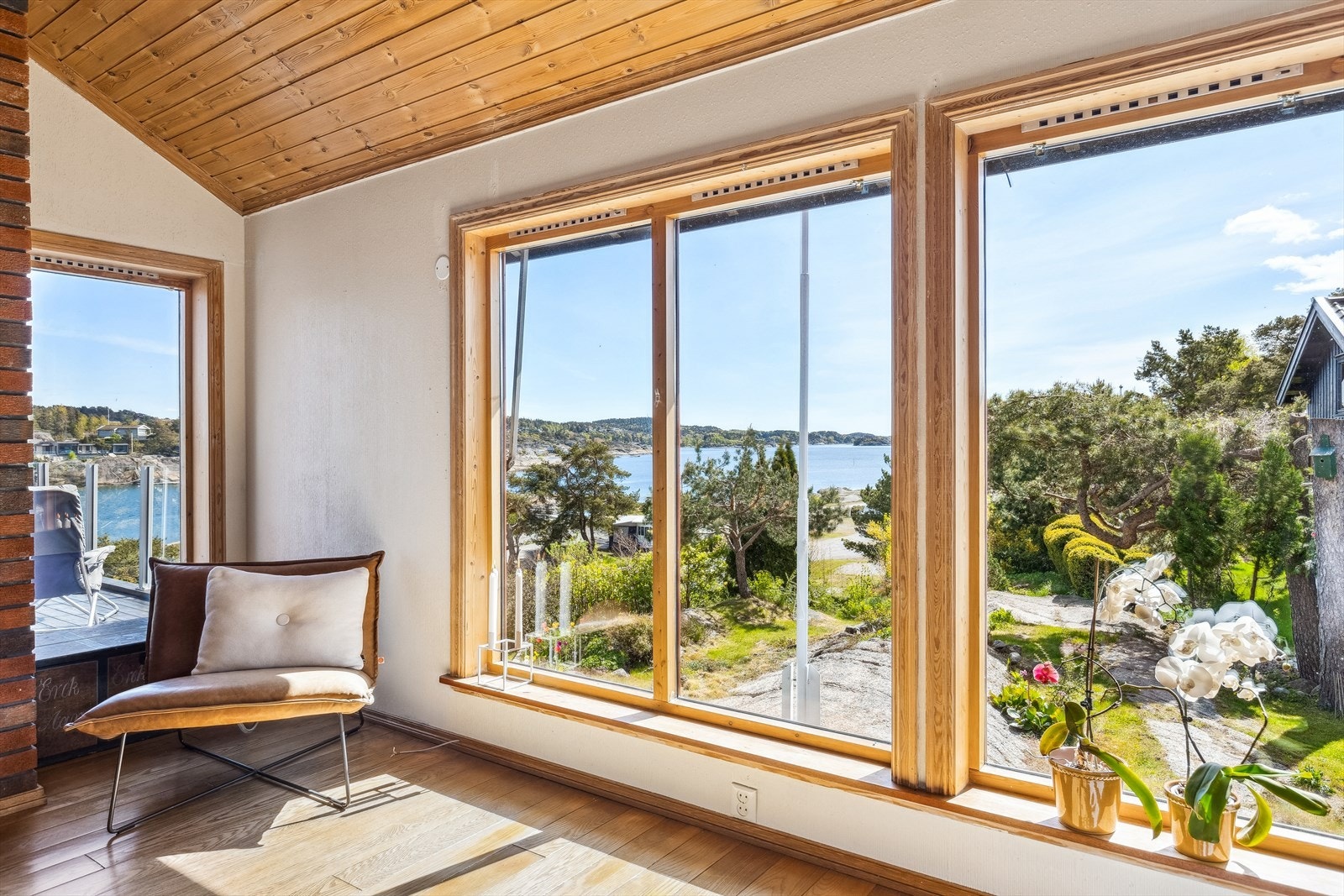 Man skal heller ikke kimse av den fantastiske utsikten fra flere soner i stuen. Galleribilde