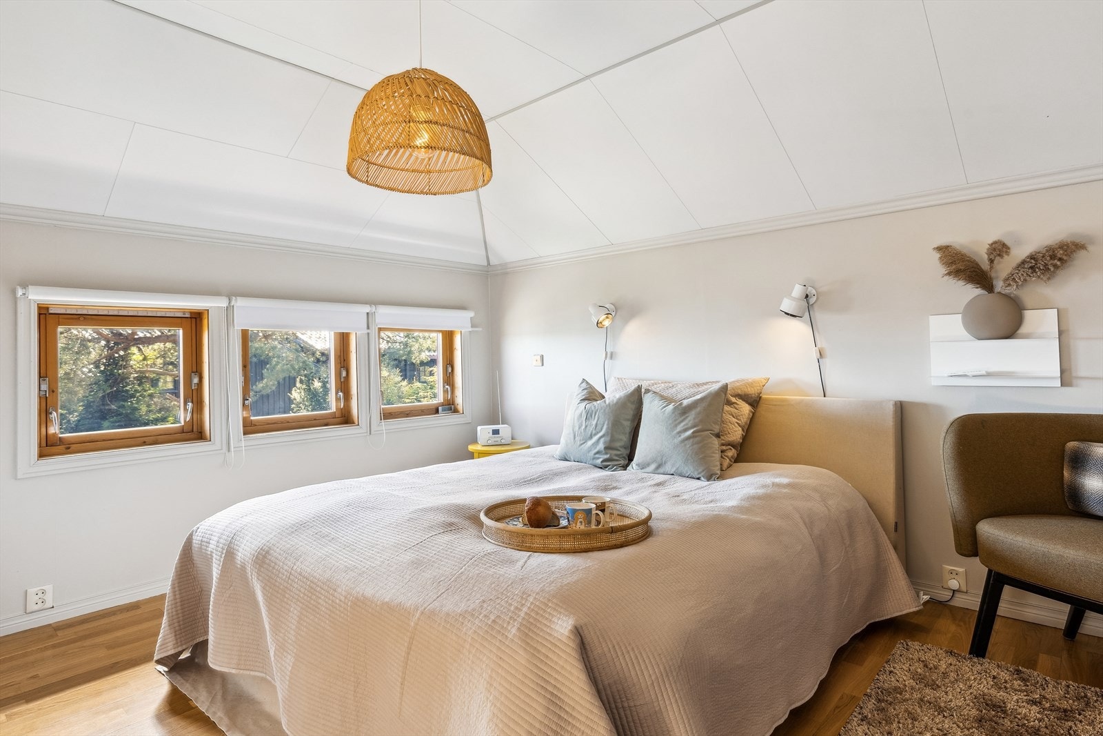 Det er hele fire pene soverom i eneboligen. Galleribilde