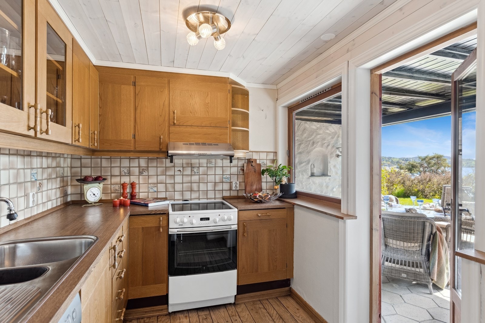 Kjøkkenet i underetasjen er tidløst og funksjonelt, med god skap- og benkeplass. Galleribilde