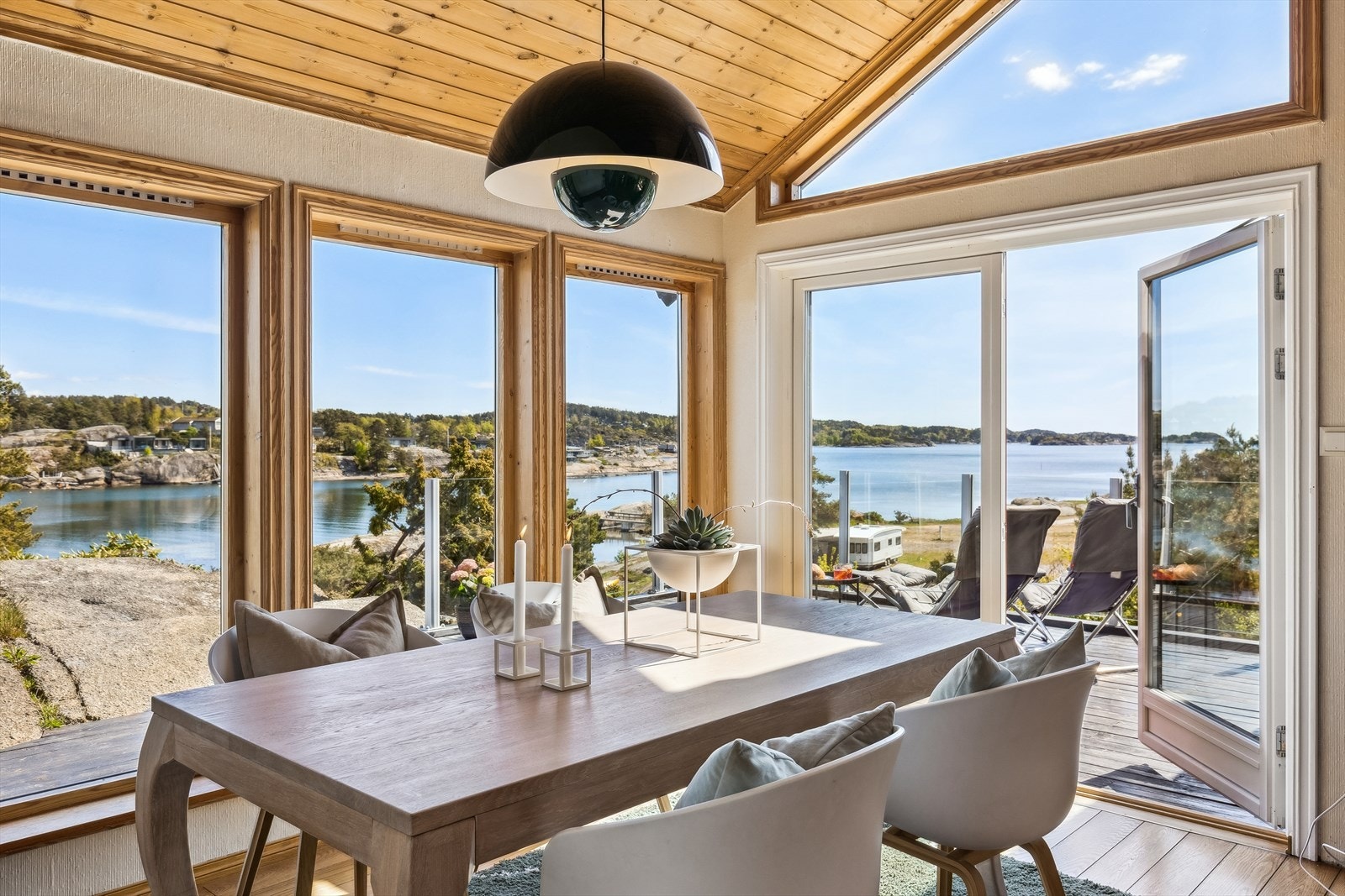 Fra spisestuesonen er det utgang til en herlig terrasse hvor både solforholdene og utsikten virkelig kommer til sin rett Galleribilde