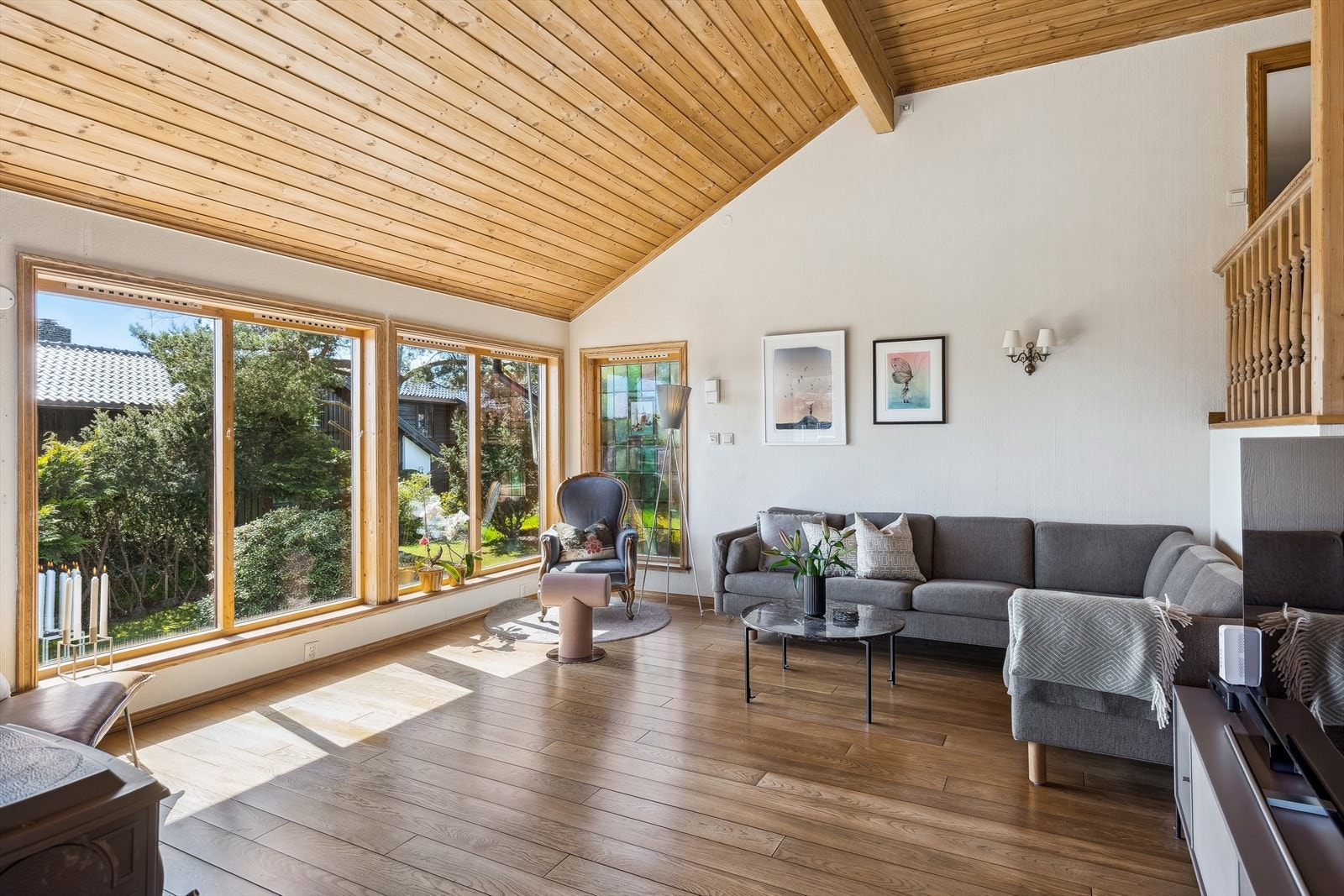 Den gode takhøyden i stuen skaper en luftig atmosfære i 1. etasje. Galleribilde