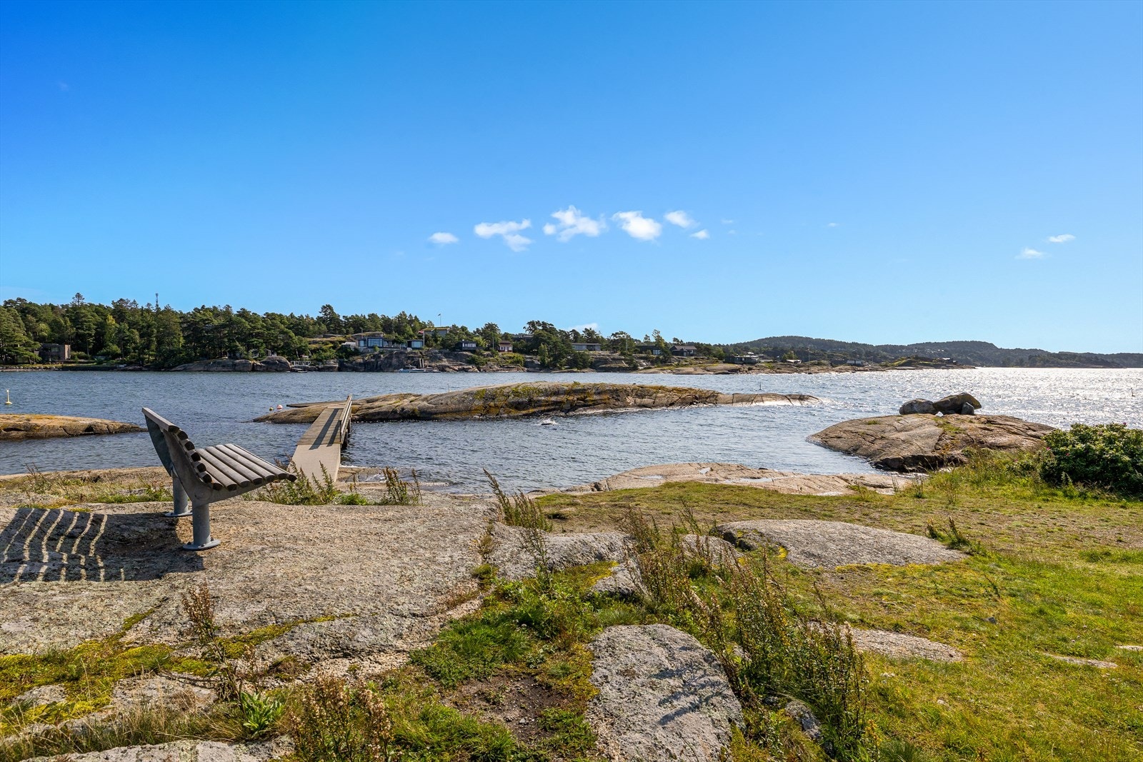 Asnes ligger på Vesterøya, sydvendt mot Sandefjordsfjorden. Galleribilde