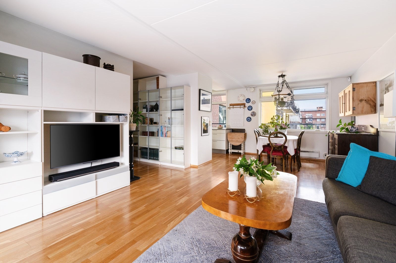 God plass til både sofagruppe og spisebord gir fleksible møbleringsmuligheter. Galleribilde