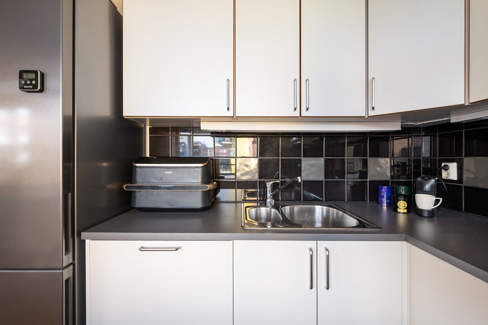 Kjøkkenet er utstyrt med integrert oppvaskmaskin og Villavent ventilator over kokeplassen. Galleribilde