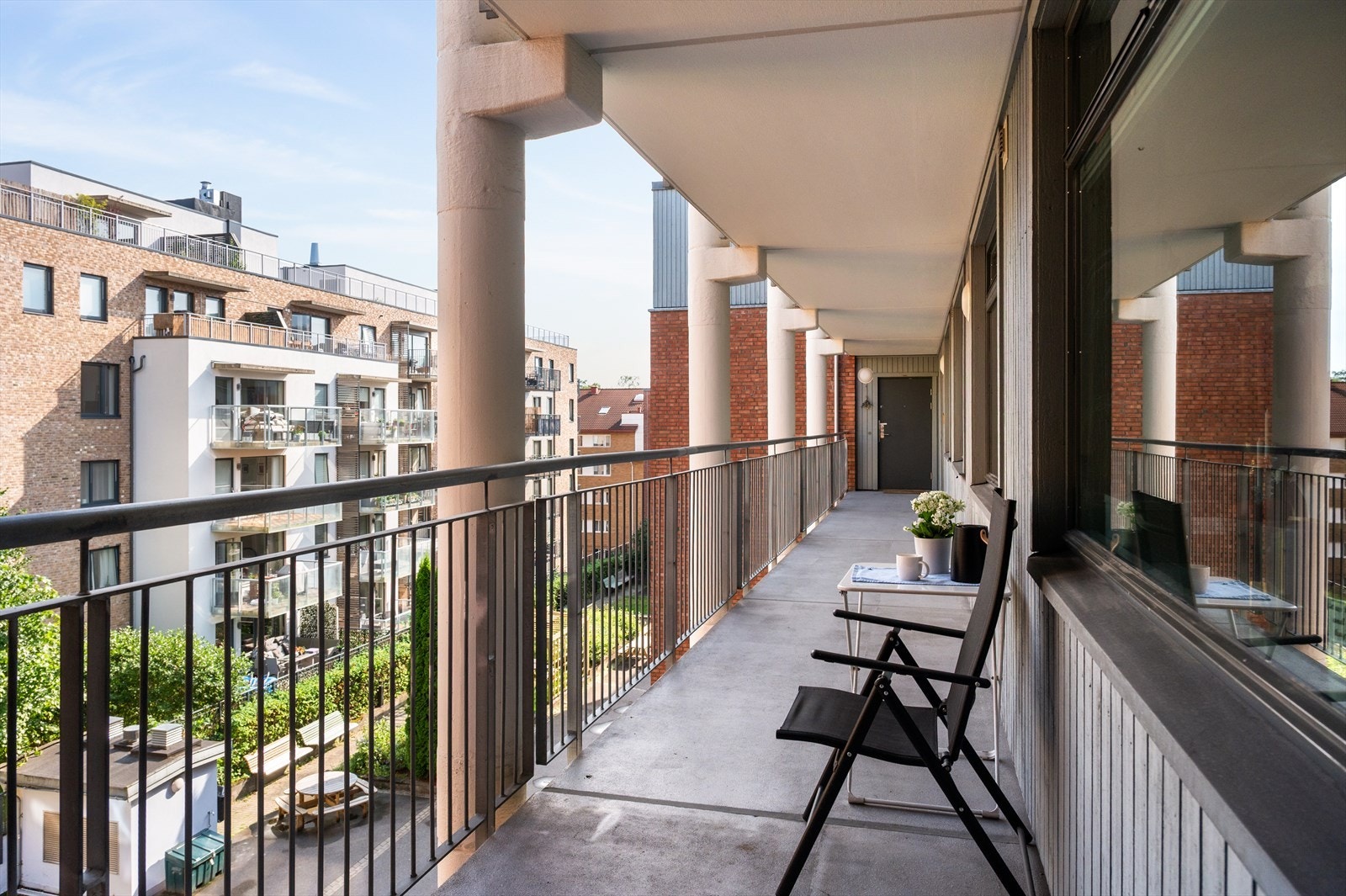 Deilig morgensol på svalgangen med muligheter for å ta frokosten ute. Galleribilde