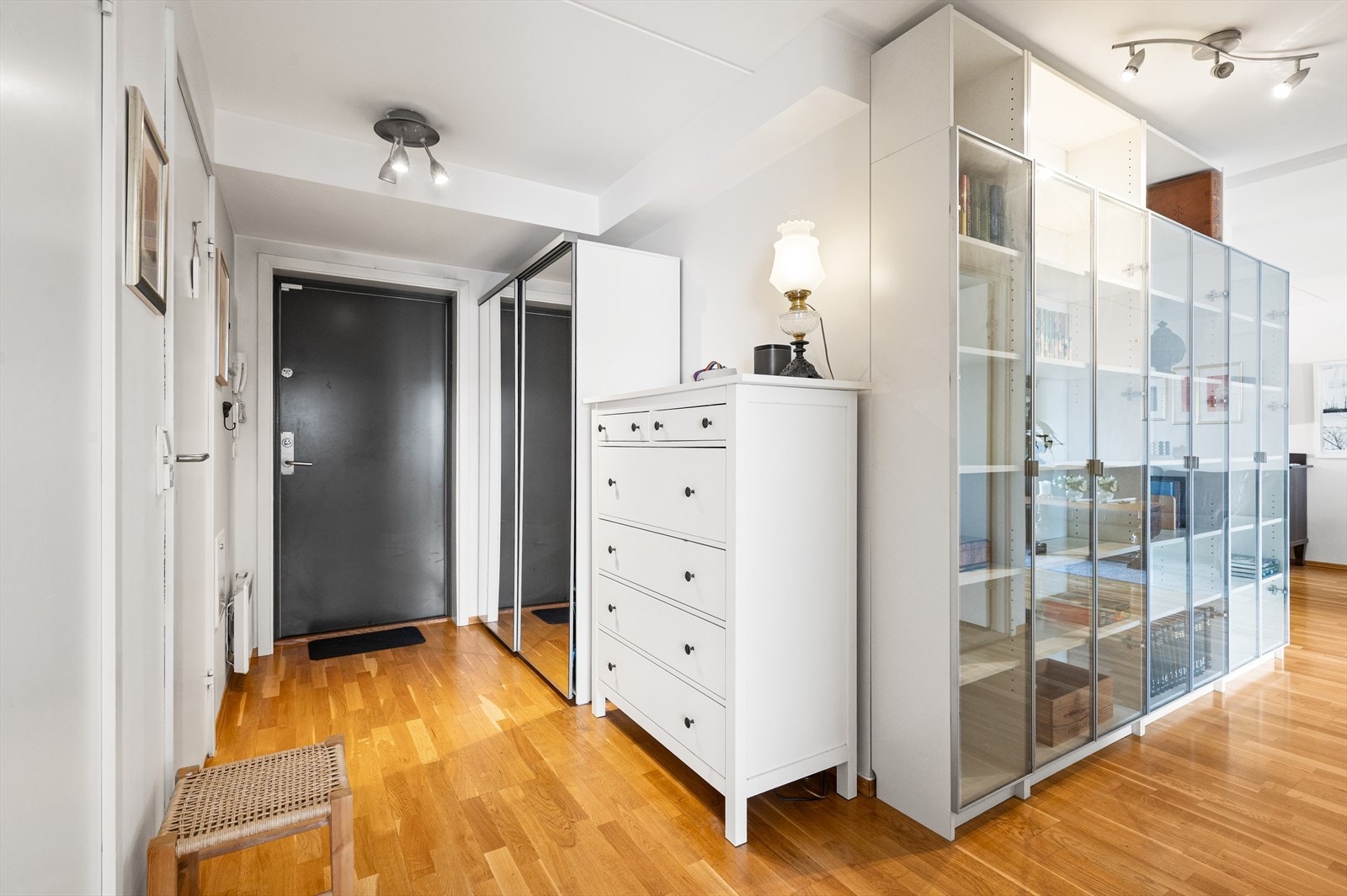 Innbydende entré som gir et godt førsteinntrykk av boligen. Galleribilde