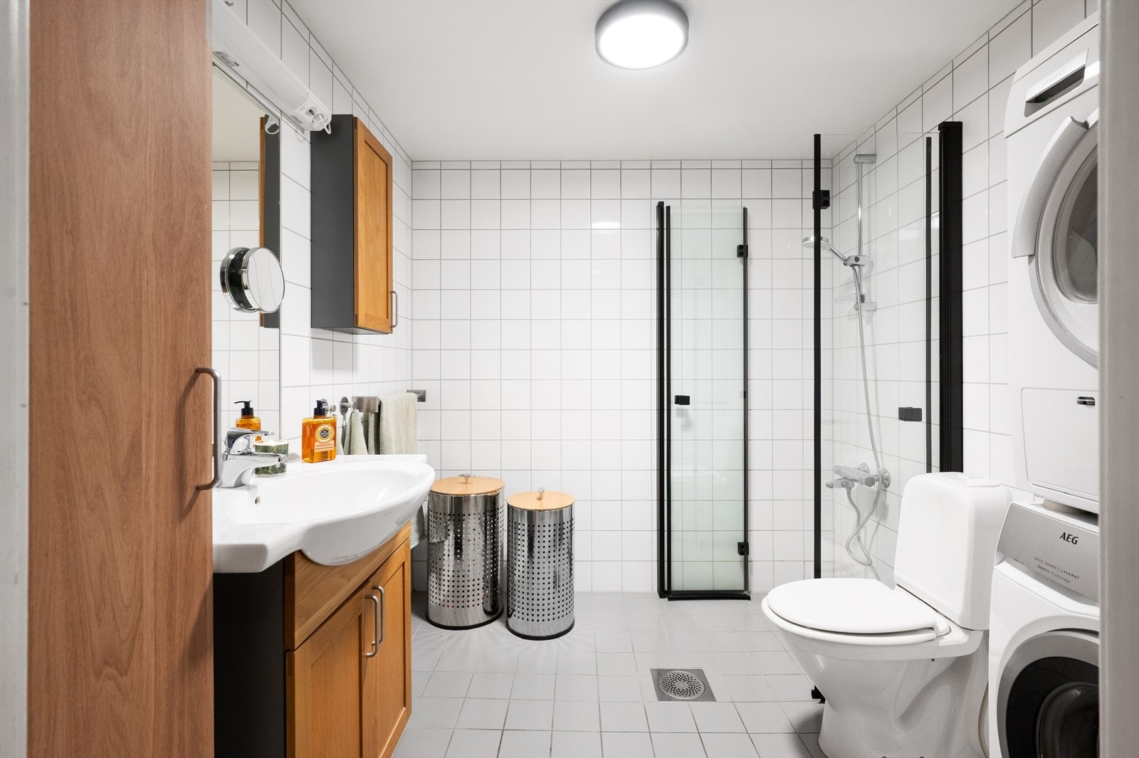 Lekkert baderom med flislagte vegger og gulv med elektrisk gulvvarme, som gir god komfort. Galleribilde