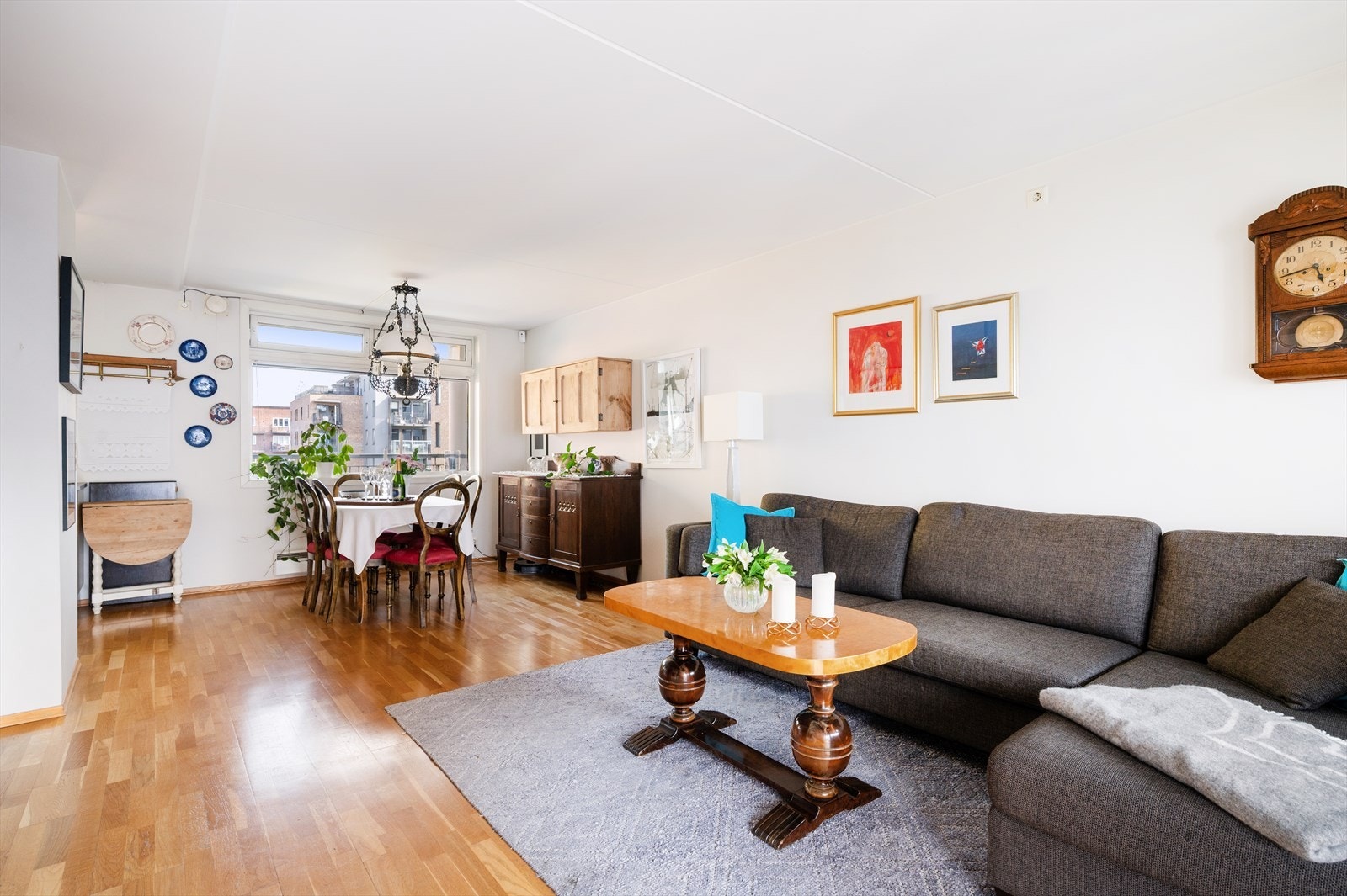 Store vindusflater sørger for rikelig med naturlig lys og bidrar til en luftig romfølelse. Galleribilde