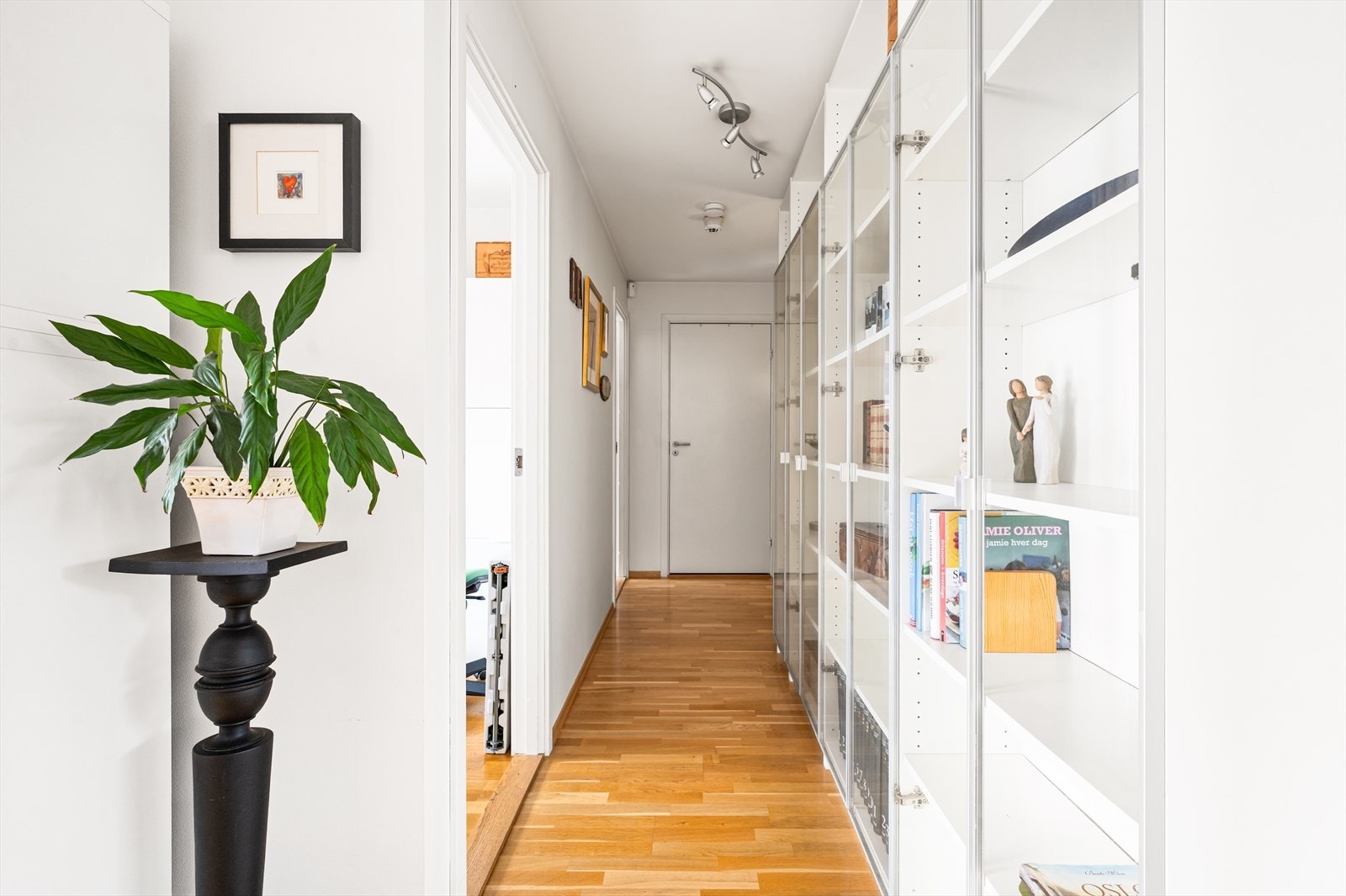 Bred gang med hyller/skap som gir mulighet for lagring. Galleribilde