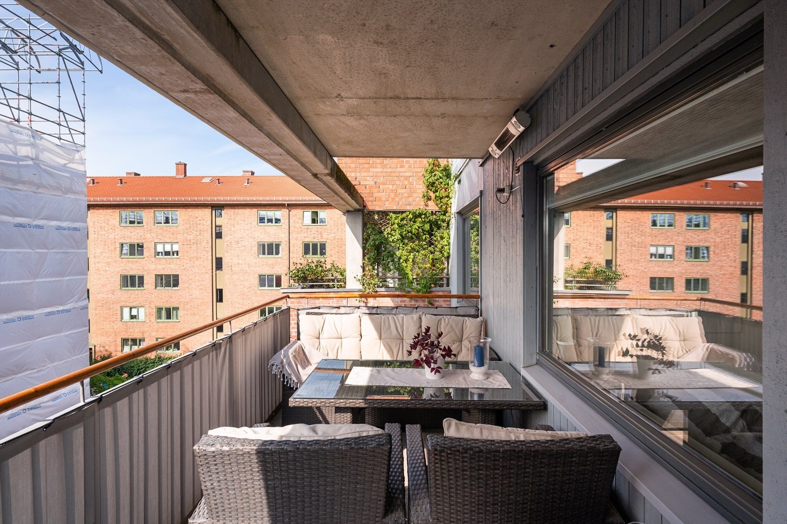 Romslig nordvestvendt balkong på ca. 15 m² - et perfekt uterom for lange, lyse sommerkvelder. Galleribilde