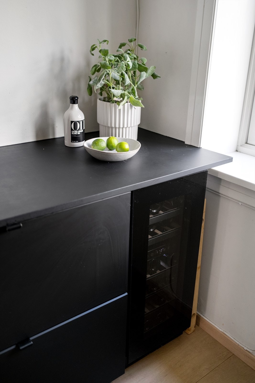 Integrert vinskap i kjøkkeninnredningen. Galleribilde