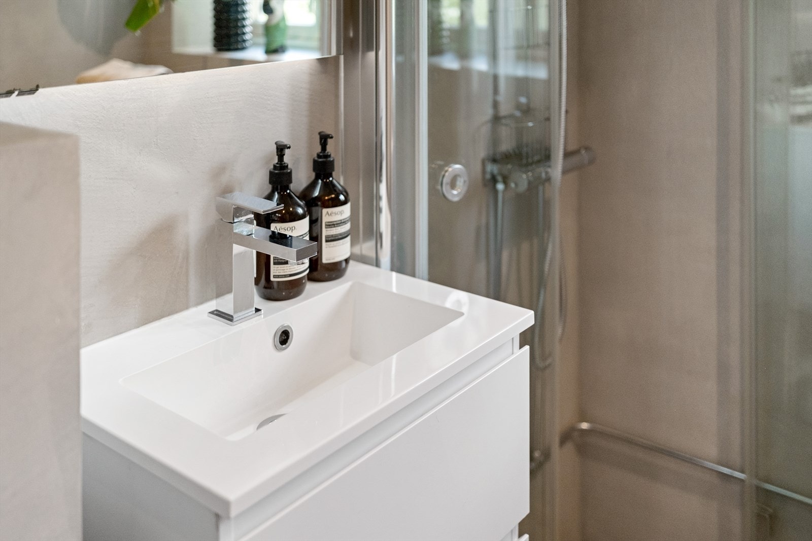 Det er naturlig ventilasjon i rommet, og opplegg for vaskemaskin. Galleribilde