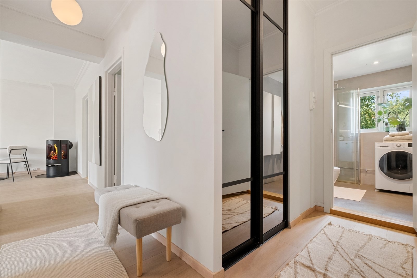 Takhøy skyvedørsgarderobe i entré. Galleribilde